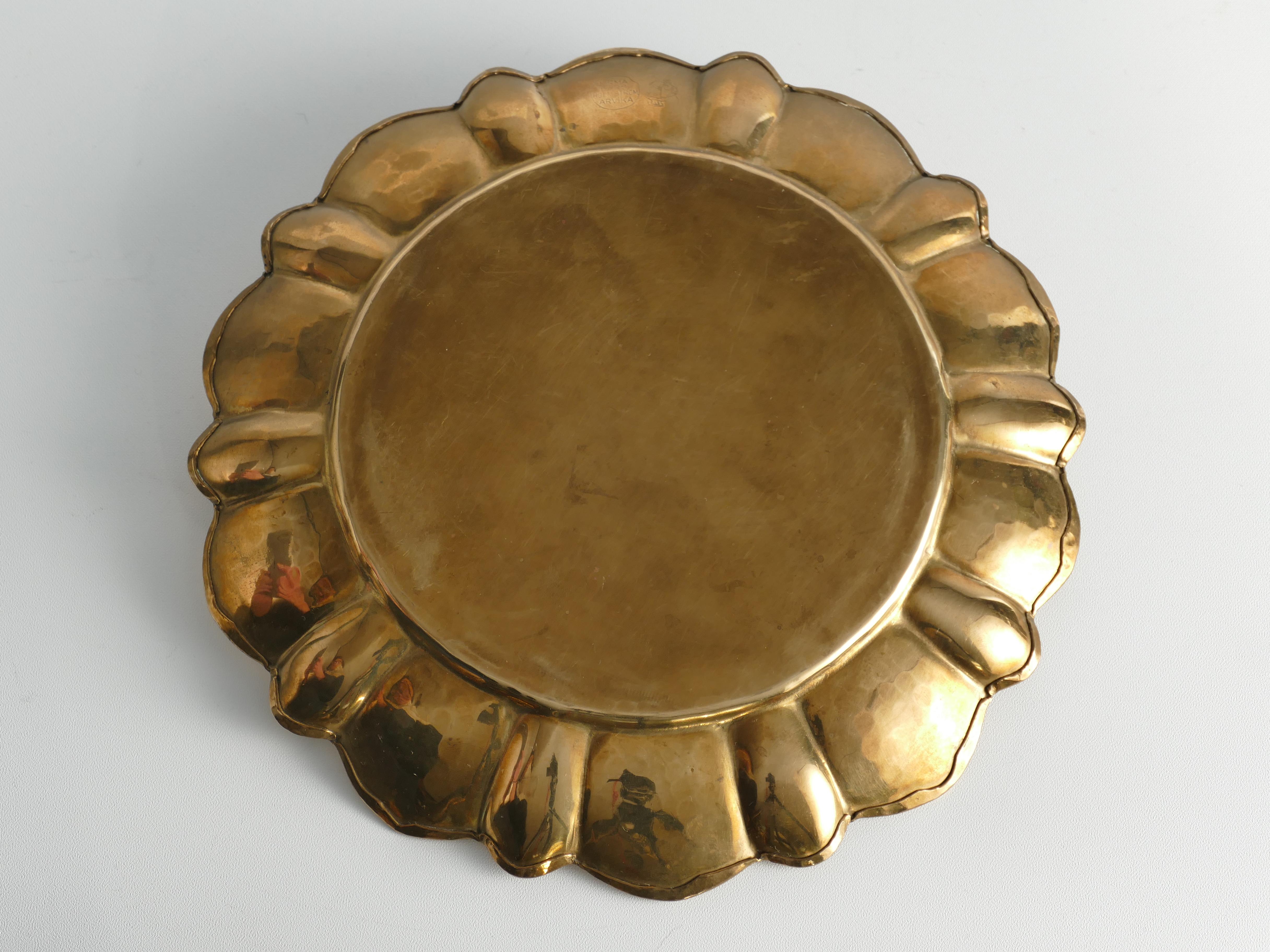 Hollywood Regency Round Brass Tray by Firma Lars Holmström, Sweden 1940's In Good Condition For Sale In Grythyttan, SE