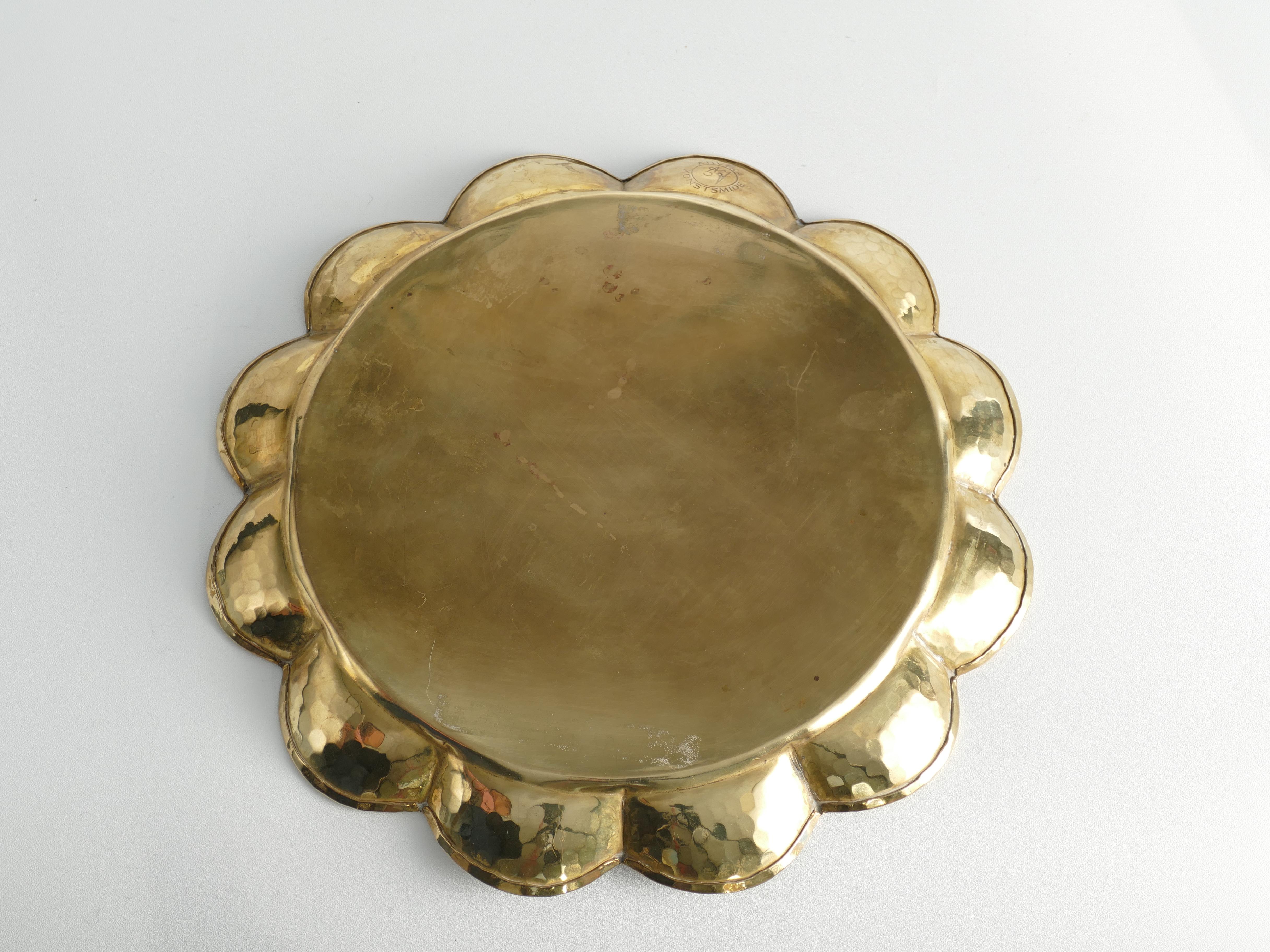 Hollywood Regency Round Brass Tray by Arvid Johansson, Arvika Konstsmide, Sweden In Good Condition For Sale In Grythyttan, SE