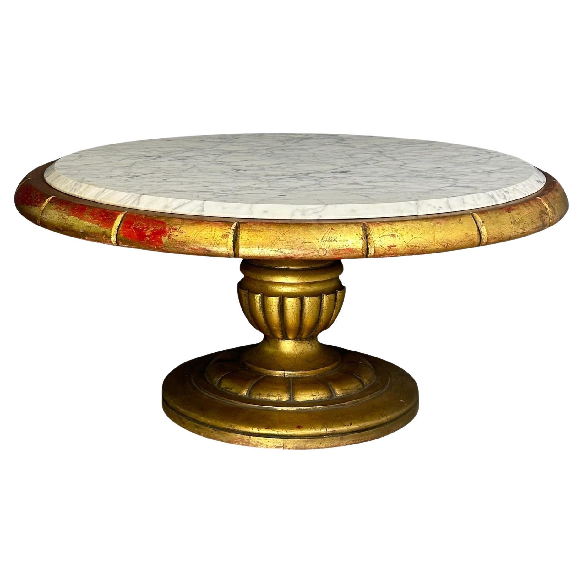 Runder Hollywood-Regency-Cocktailtisch aus Gold und Marmor im Stil von James Mont