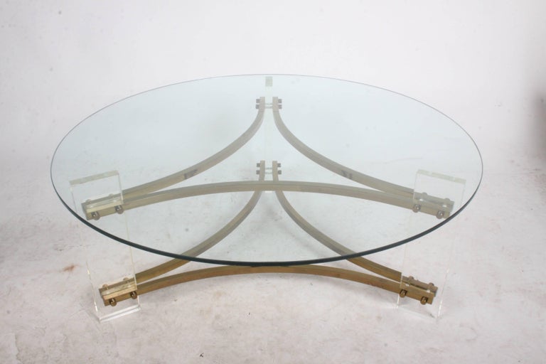American Hollywood Regency Round Lucite and Brass Coffee table  For Sale