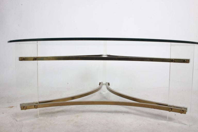 Hollywood Regency Round Lucite and Brass Coffee table  In Good Condition For Sale In St. Louis, MO