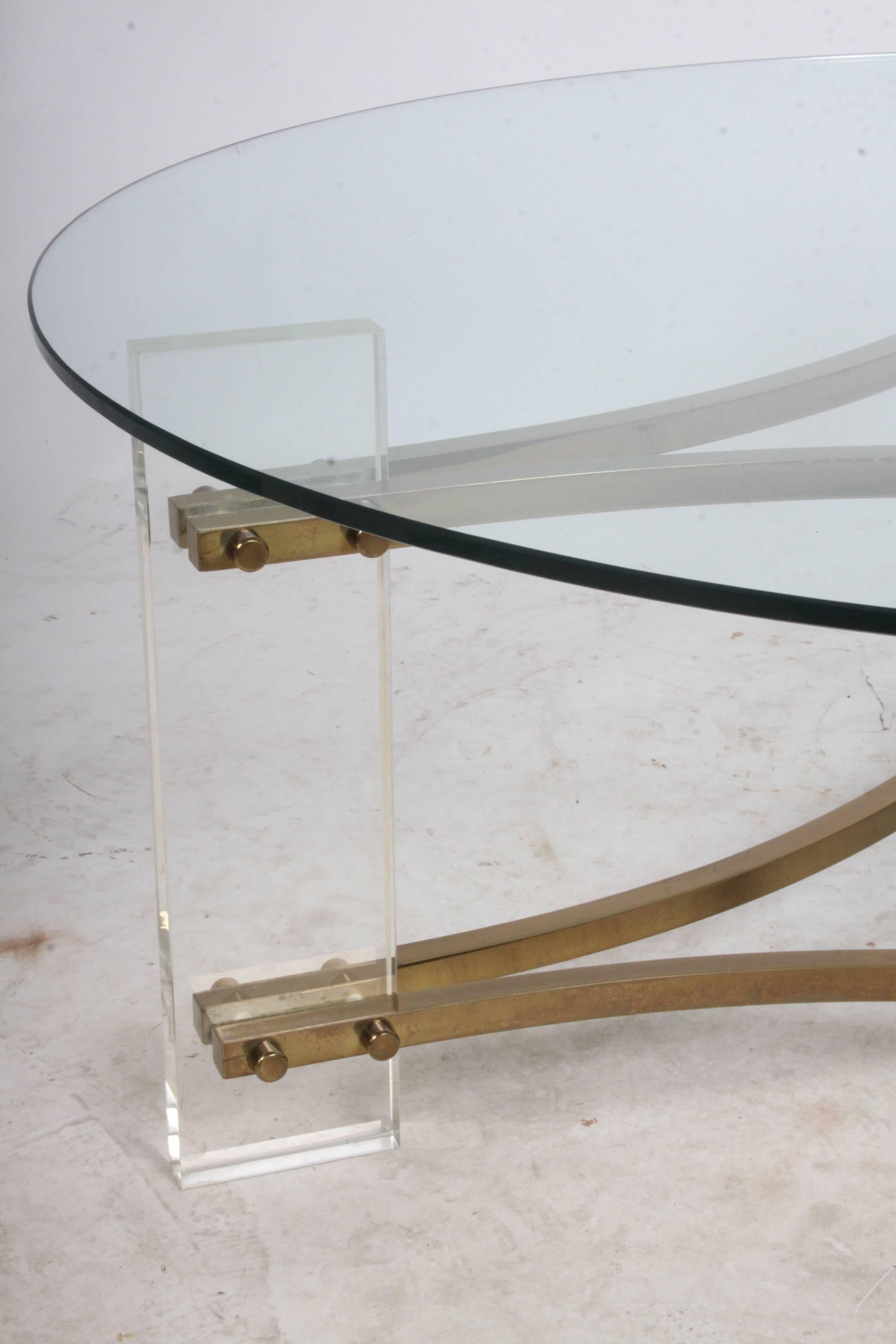 Hollywood Regency Round Lucite and Brass Coffee table  In Good Condition For Sale In St. Louis, MO