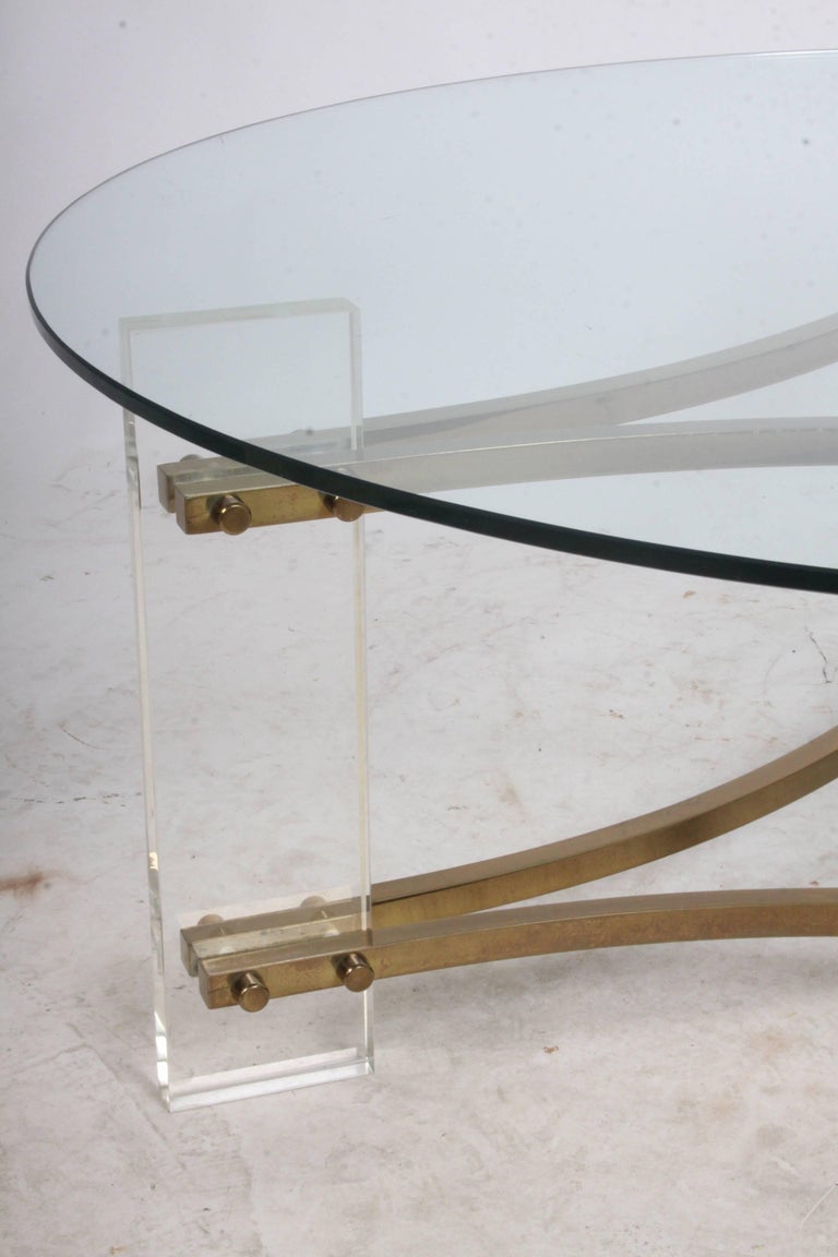 Hollywood Regency Round Lucite and Brass Coffee table  For Sale 2