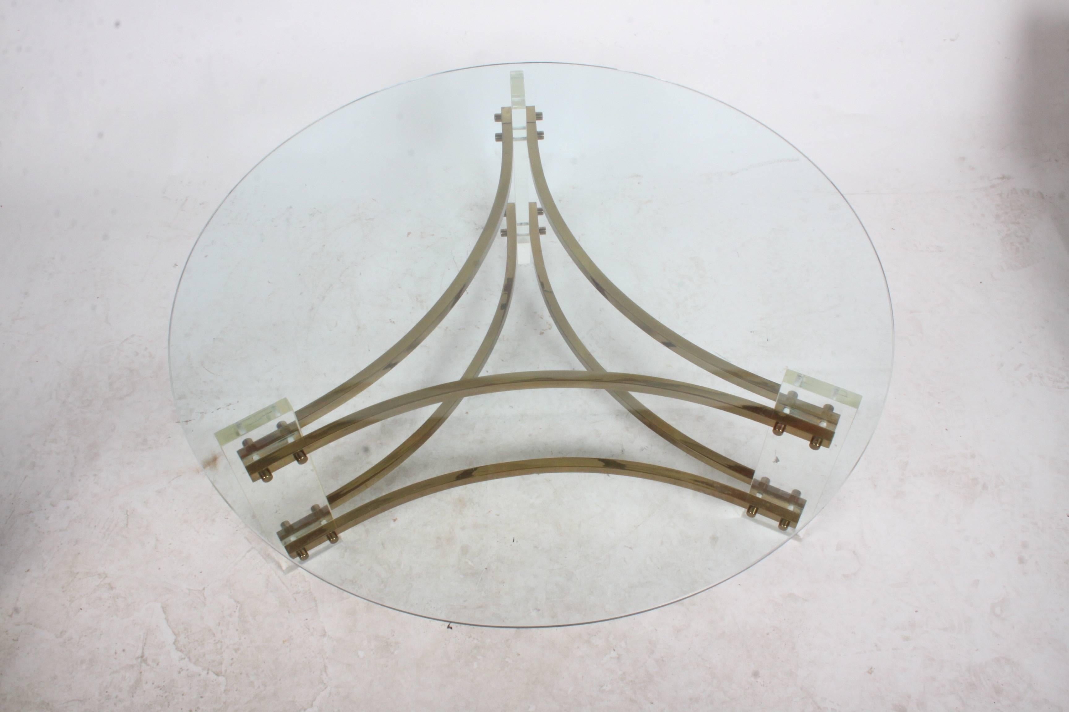 Late 20th Century Hollywood Regency Round Lucite and Brass Coffee table  For Sale