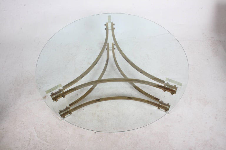 Hollywood Regency Round Lucite and Brass Coffee table  For Sale 3