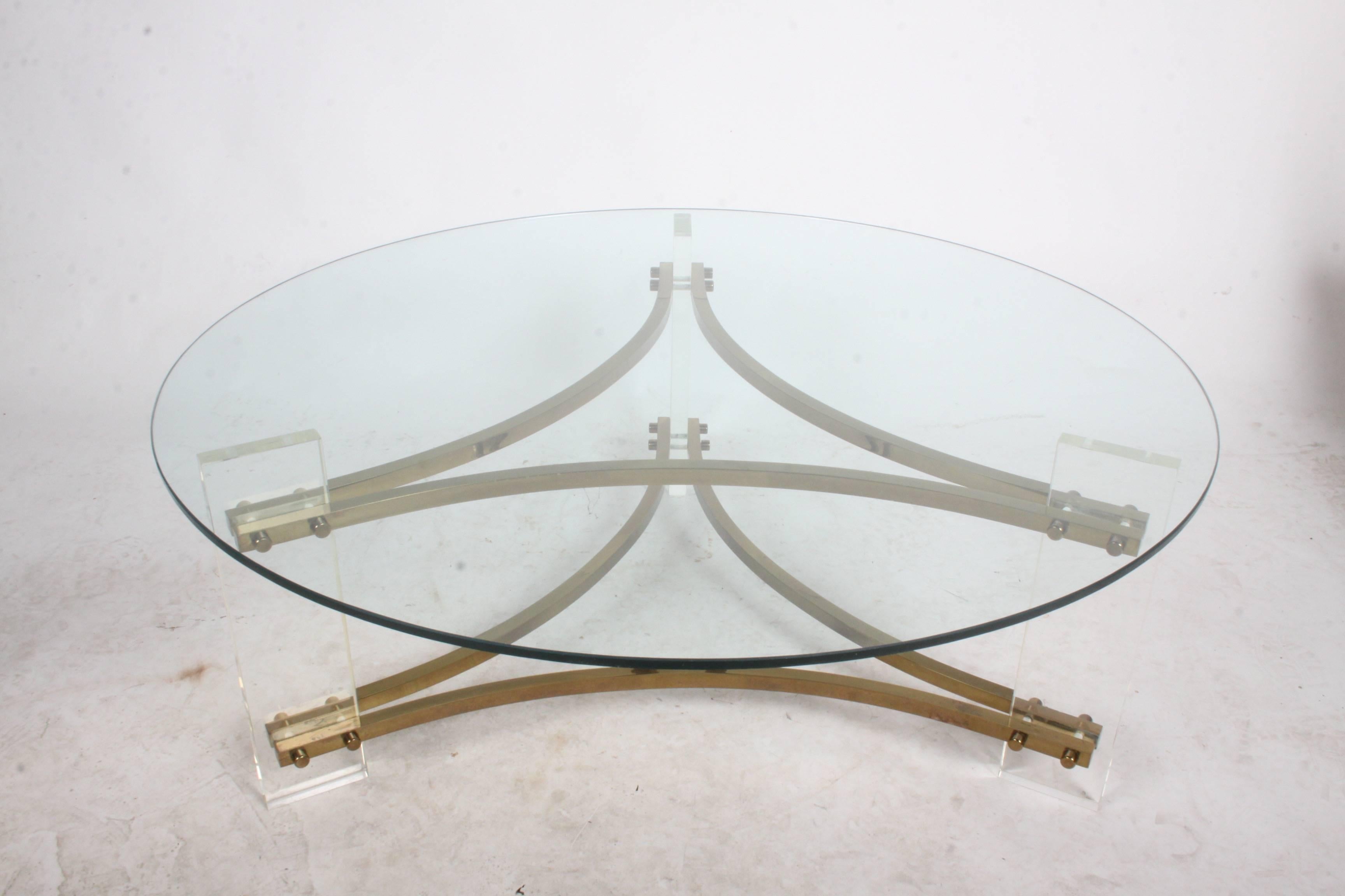 Hollywood Regency Round Lucite and Brass Coffee table  For Sale 1