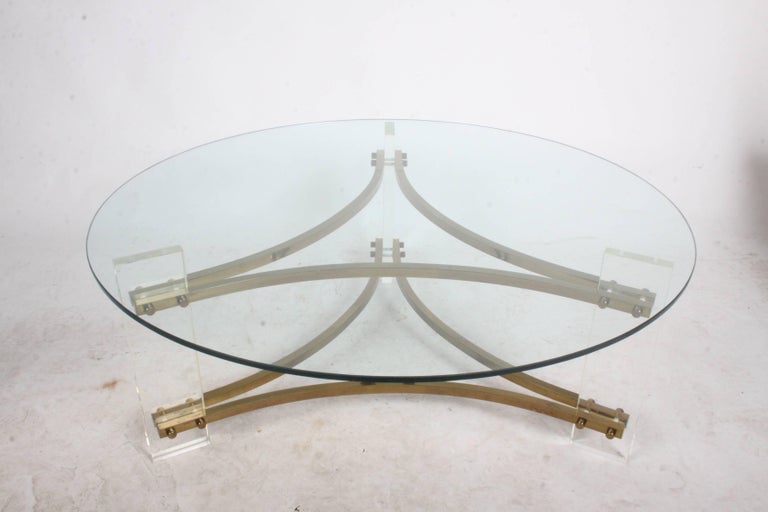 Hollywood Regency Round Lucite and Brass Coffee table  For Sale 4