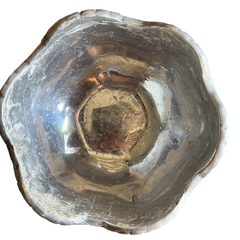 Hollywood-Regency-Servierschale aus rundem Silber und Metall mit Muschelschale, hergestellt in Mexiko (Hollywood Regency) im Angebot