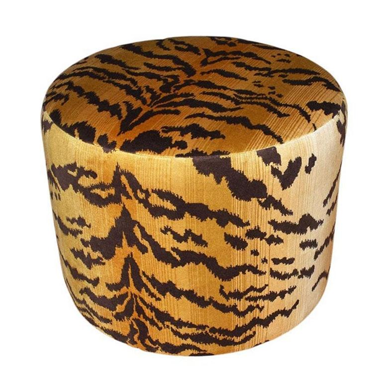 Hollywood Regency Gepolsterter Ottomane oder Fußhocker aus Samt mit rundem Tigermuster im Zustand „Neu“ im Angebot in Oklahoma City, OK