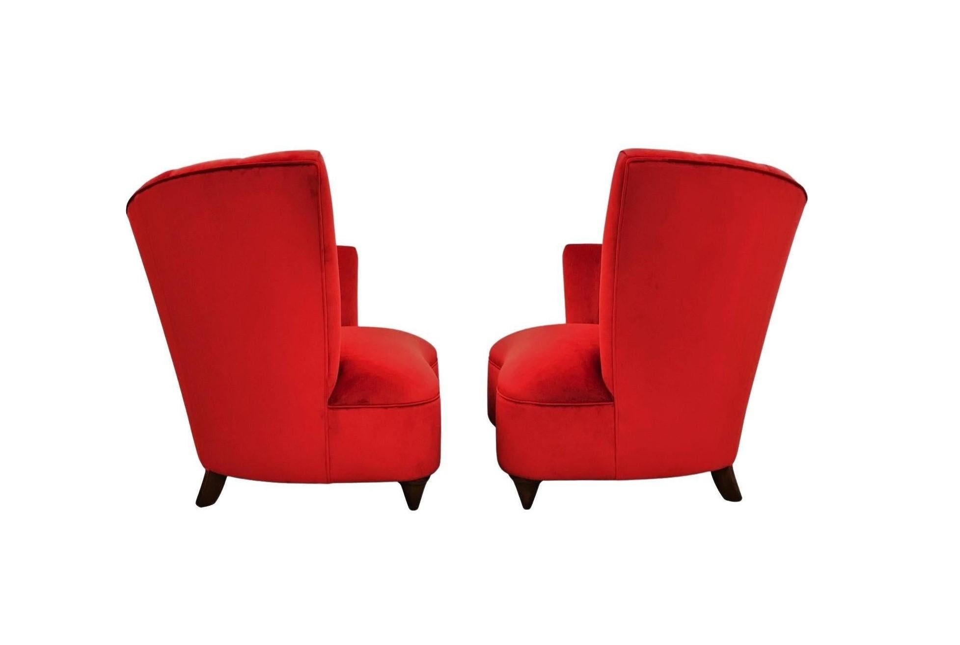 Hollywood Regency Asymmetrische Stühle aus rotem Samt mit Wellenschliff (Mitte des 20. Jahrhunderts) im Angebot