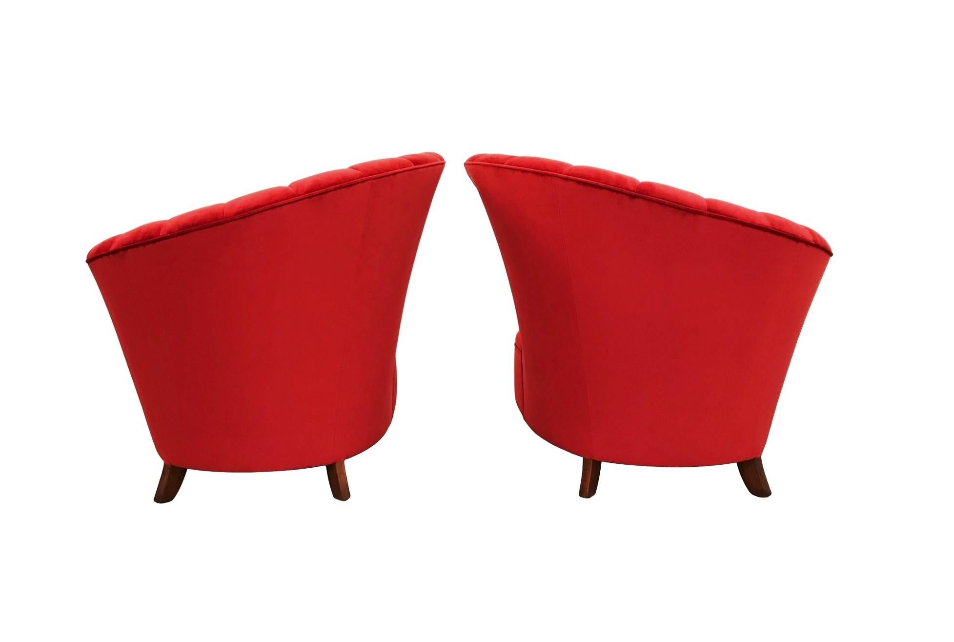 Velours Chaises asymétriques festonnées en velours rouge Hollywood Regency en vente