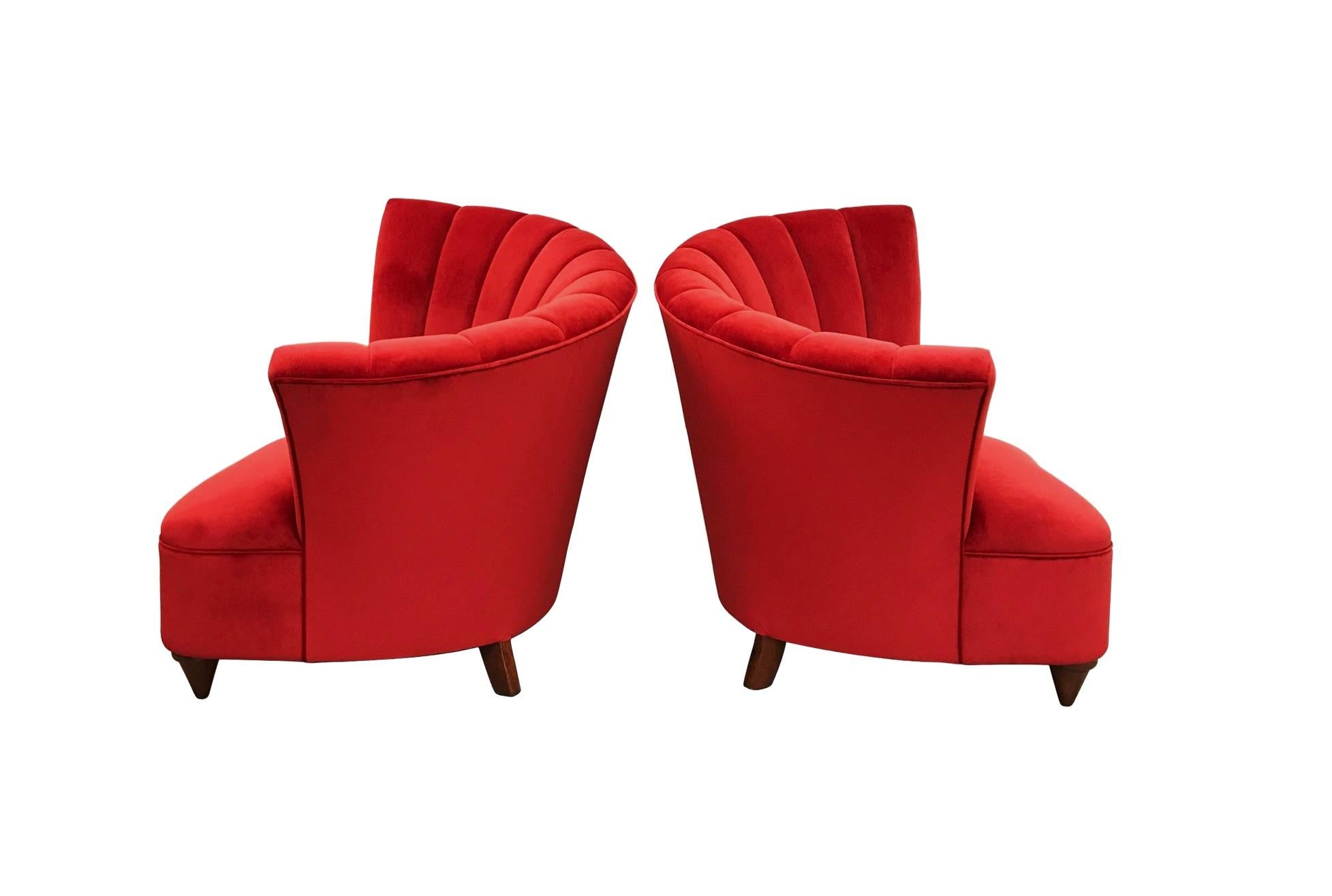 Chaises asymétriques festonnées en velours rouge Hollywood Regency en vente 1