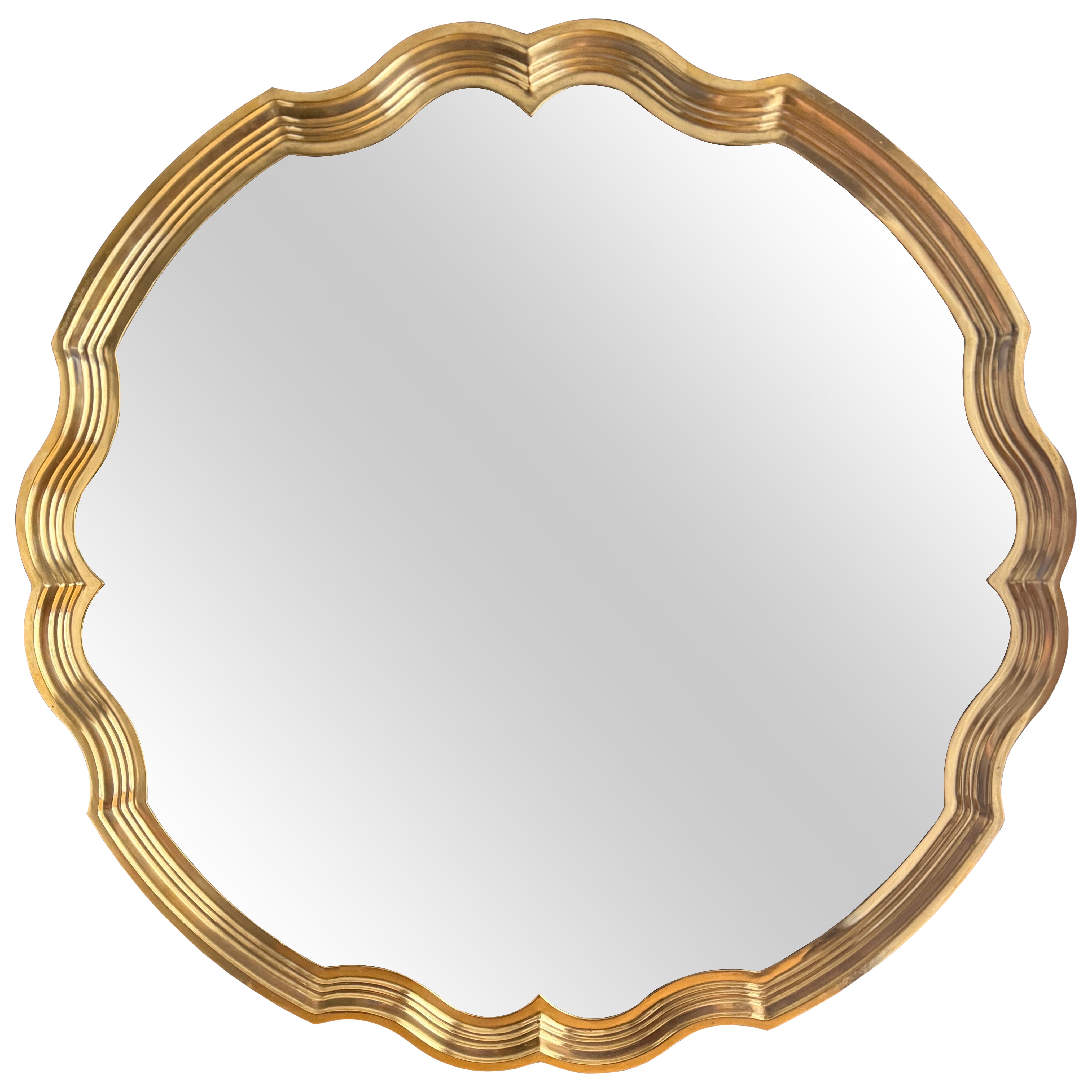 Espejo de pared de latón con forma festoneada Hollywood Regency