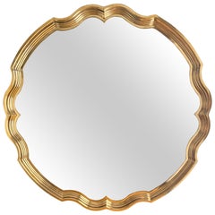Espejo de pared de latón con forma festoneada Hollywood Regency
