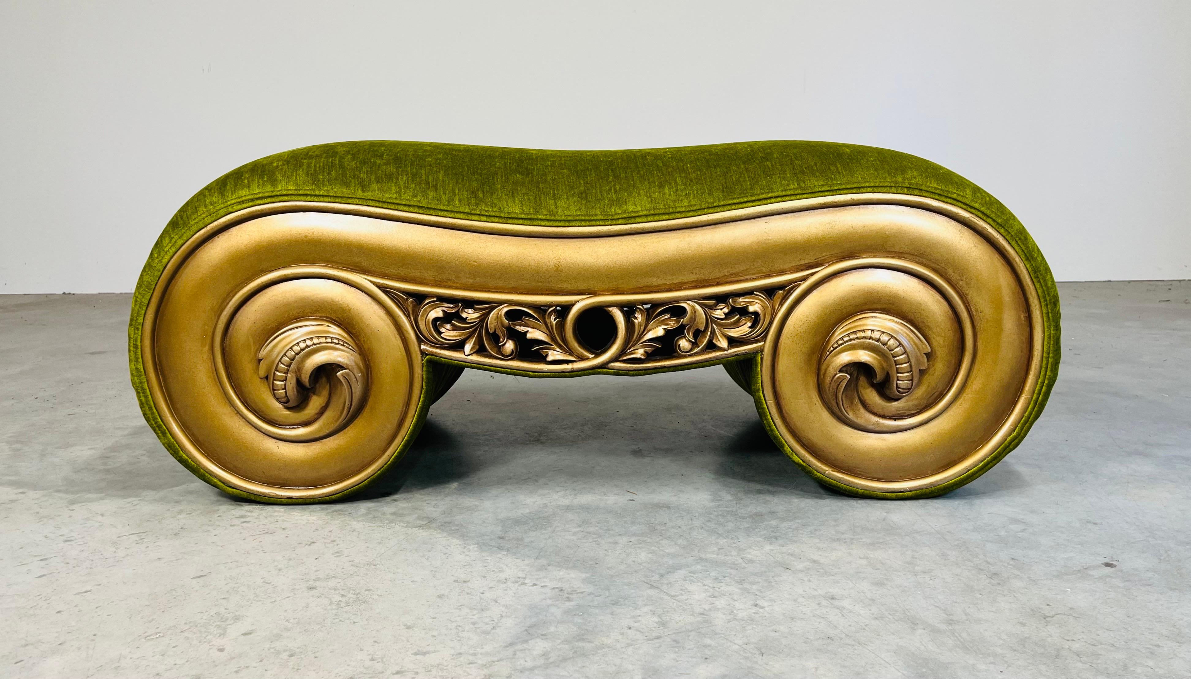 Impresionante banco dorado de estilo Hollywood Regency, con un diseño de roleos que envuelve completamente la parte inferior de ambos lados. En excelente estado. Recién tapizada en exuberante terciopelo verde, con correas de suspensión y cojines