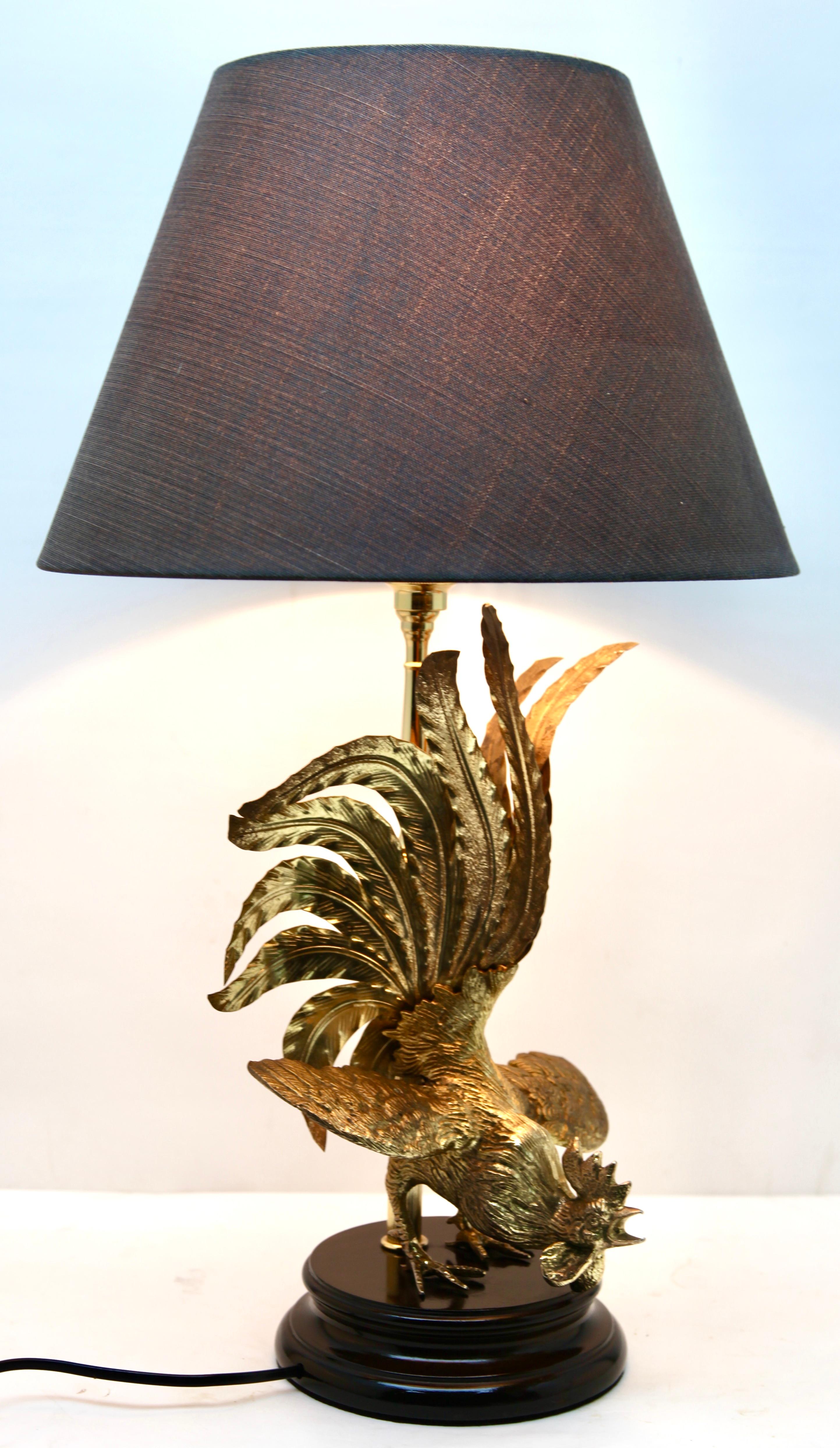 Gorgeous table lamp with wooden base 
Made in France during the 1960s in the style of Maison Jansen.

In excellent condition (Original Patina) and in full working order 
And safe for usage in the World with European standards.
Standard fitting (E27