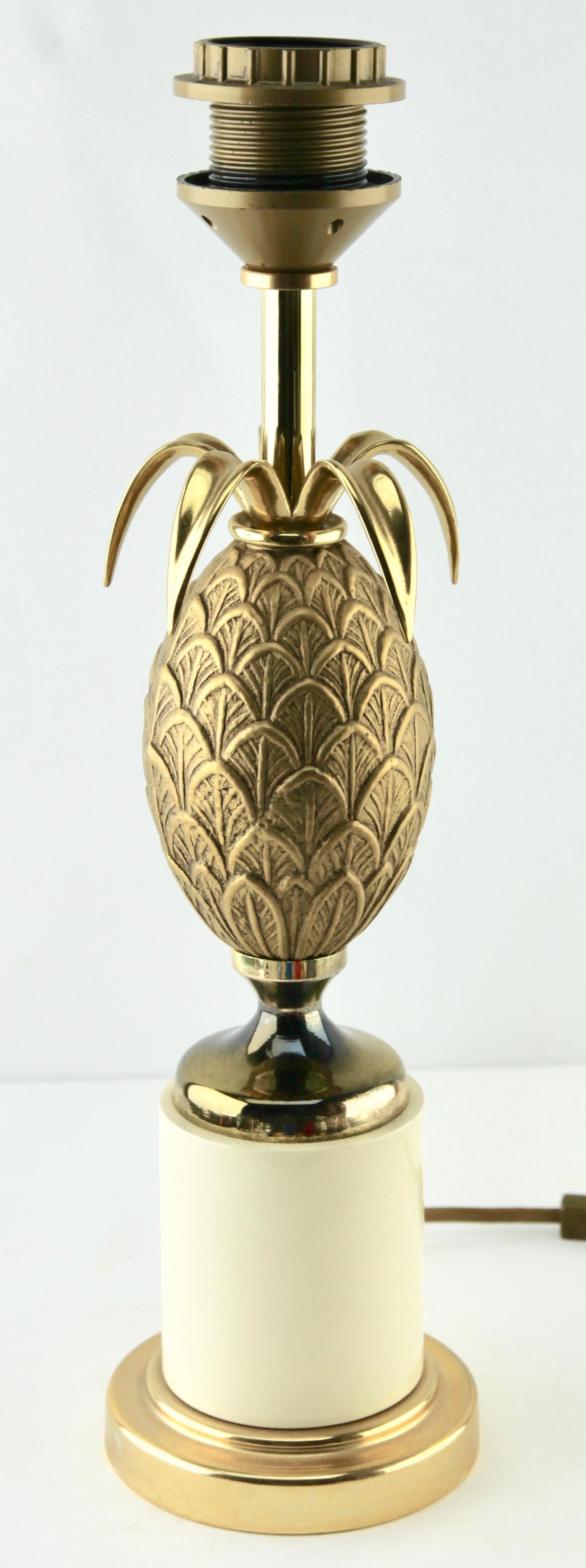 Skulpturale Hollywood-Regency-Tischlampe aus Messing mit Ananas im Stil von Maison Jansen im Zustand „Gut“ im Angebot in Verviers, BE