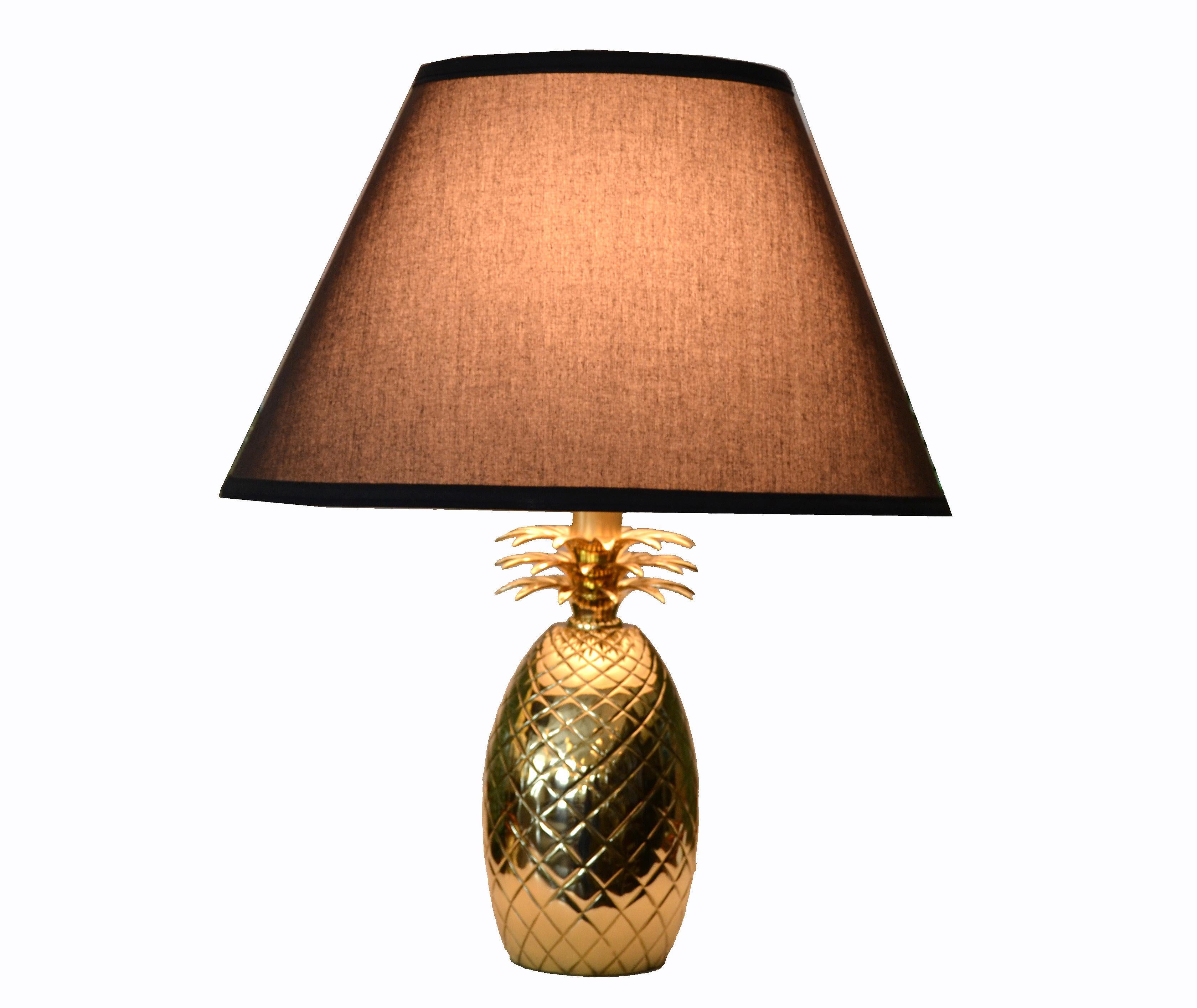 Heavy Hollywood Regency sculptural bronze pineapple table lamp with harp and finial.
Has a felt cover to the base.
Wired for the U.S. with perfect working 3-way function.
No shade.