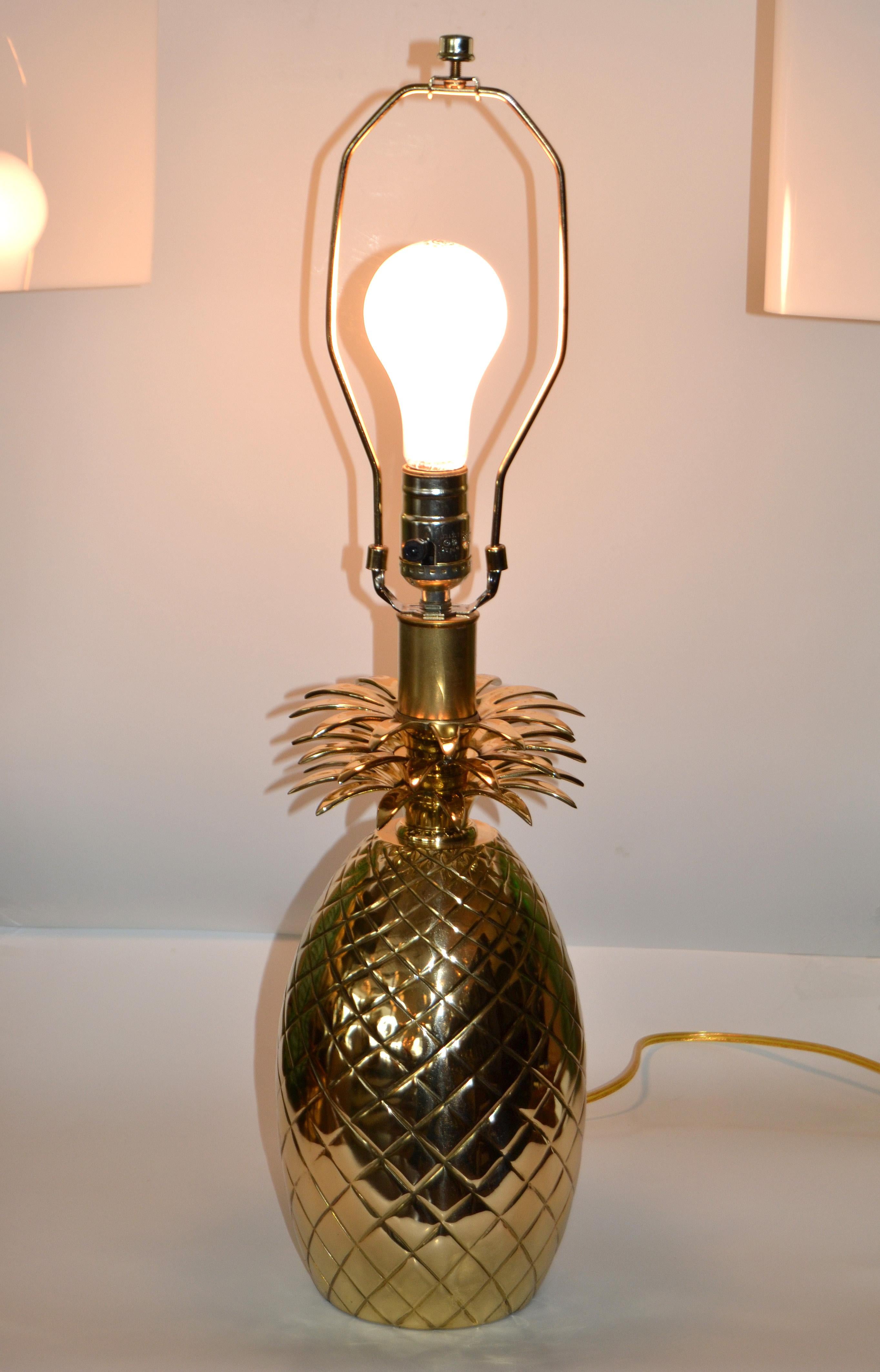 American Hollywood Regency Sculptural Bronze Pineapple Table Lamp with Harp and Finial