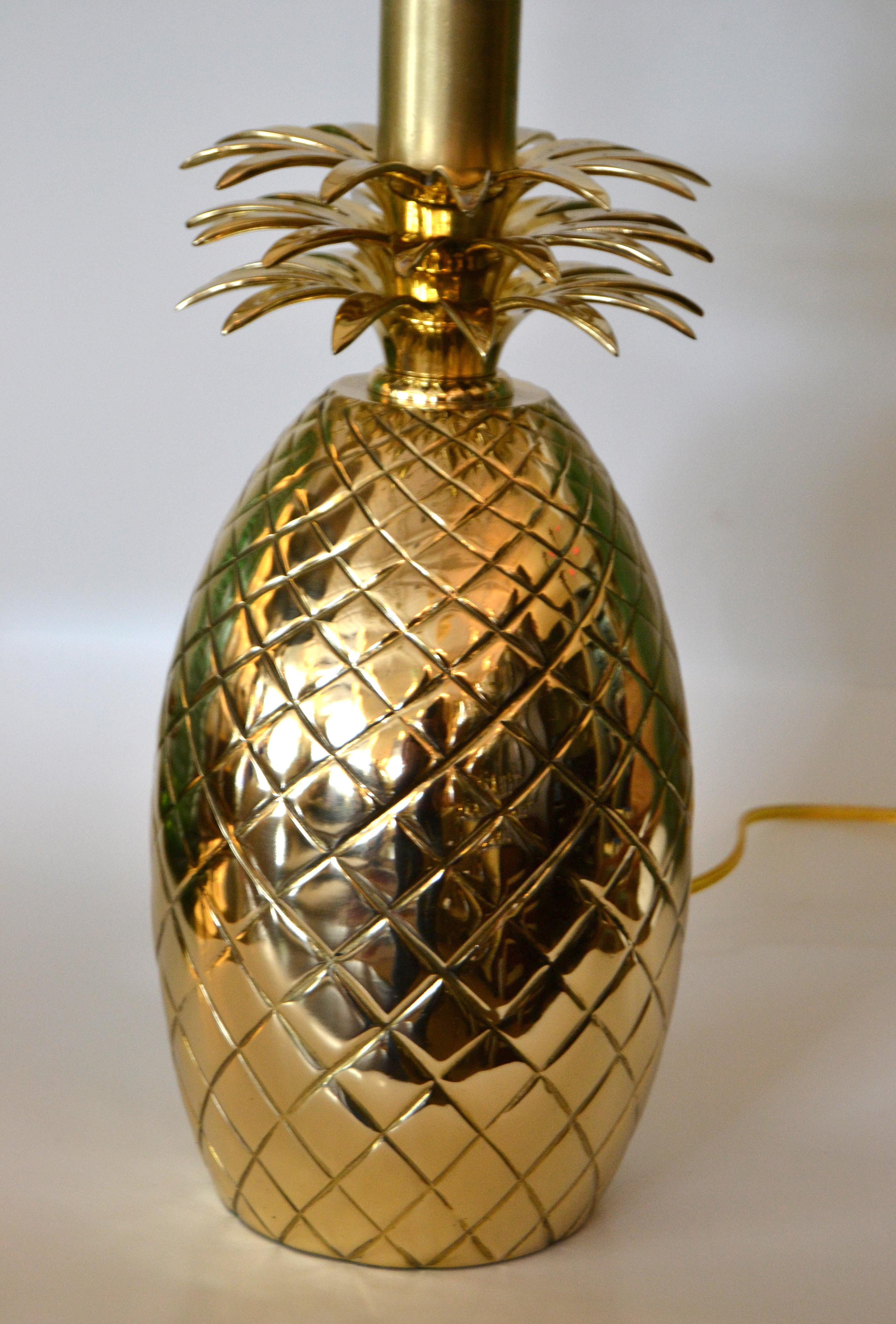 Hollywood Regency Sculptural Bronze Pineapple Table Lamp with Harp and Finial In Good Condition In Miami, FL
