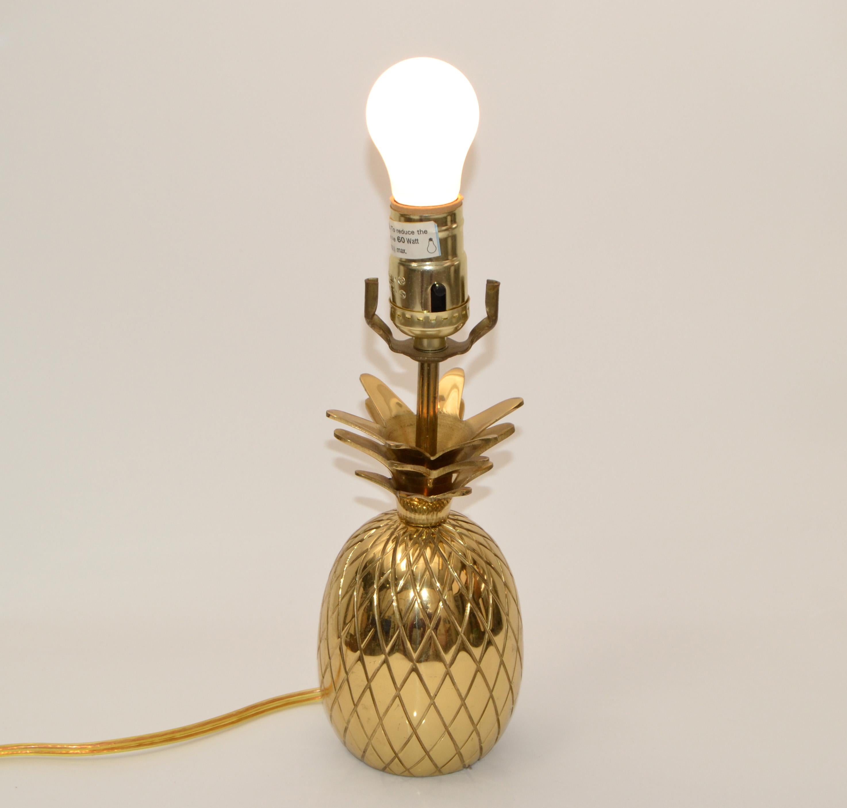 Small Hollywood Regency sculptural polished bronze pineapple table lamp or Bedside Table Light.
Has a felt cover to the base.
Wired for the U.S. with perfect working 3-way function.
No shade, Harp, Finial.