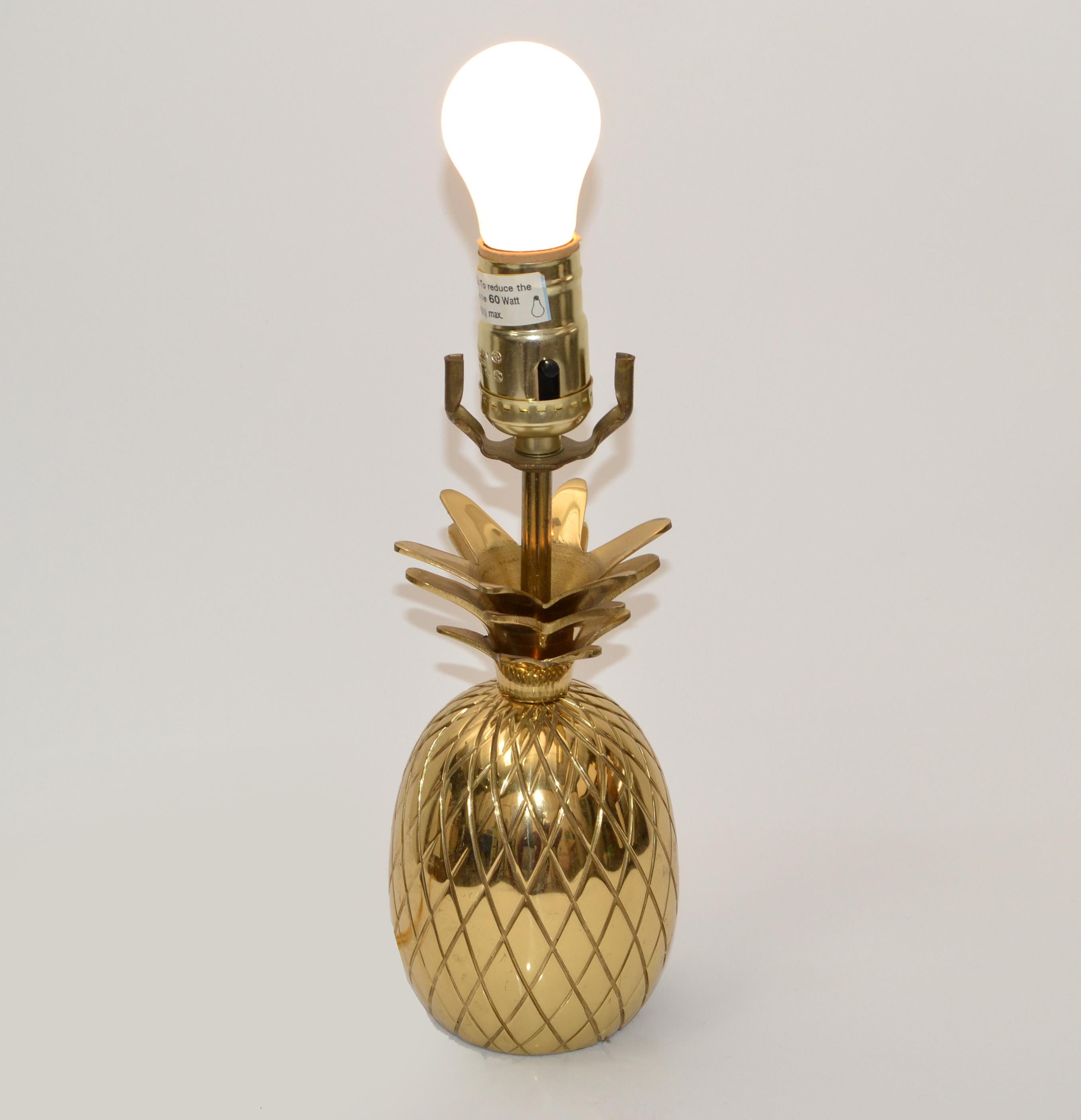 Hollywood Regency Sculptural Polished Bronze Pineapple Table Lamp In Good Condition For Sale In Miami, FL