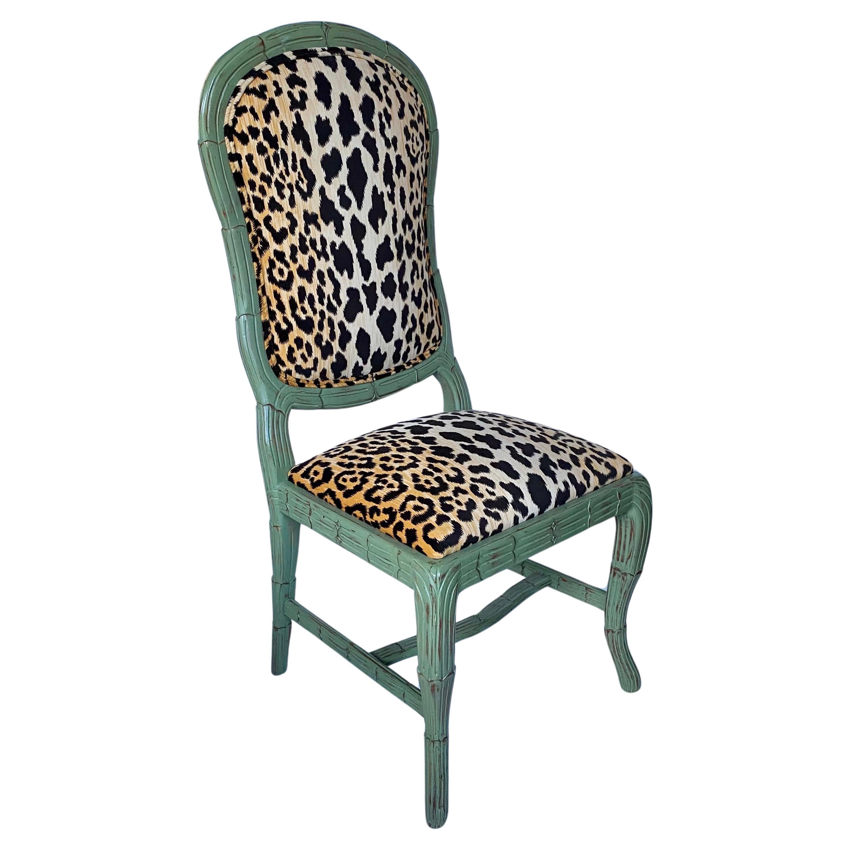 Fabuleuse chaise sans bras de style Hollywood Regency Serge Roche en palmier sculpté, nouvellement recouverte d'un tissu de velours de coton à imprimé animalier. Cette chaise sculpturale présente un palmier en bois sculpté dimensionnel et