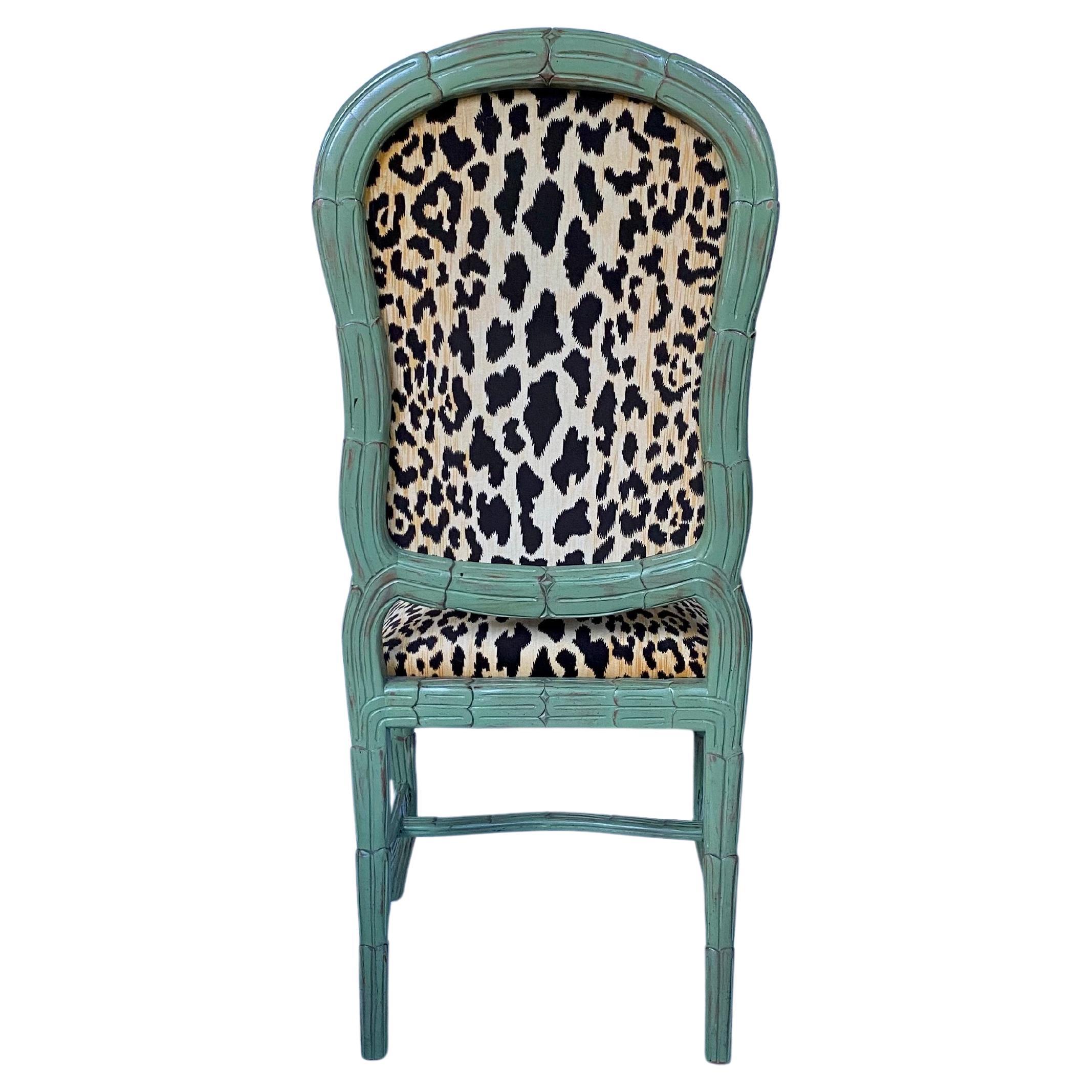 Sculpté Chaise d'appoint de salle à manger Hollywood Regency de style Serge Roche, sculptée avec imprimé animal de palmier en vente