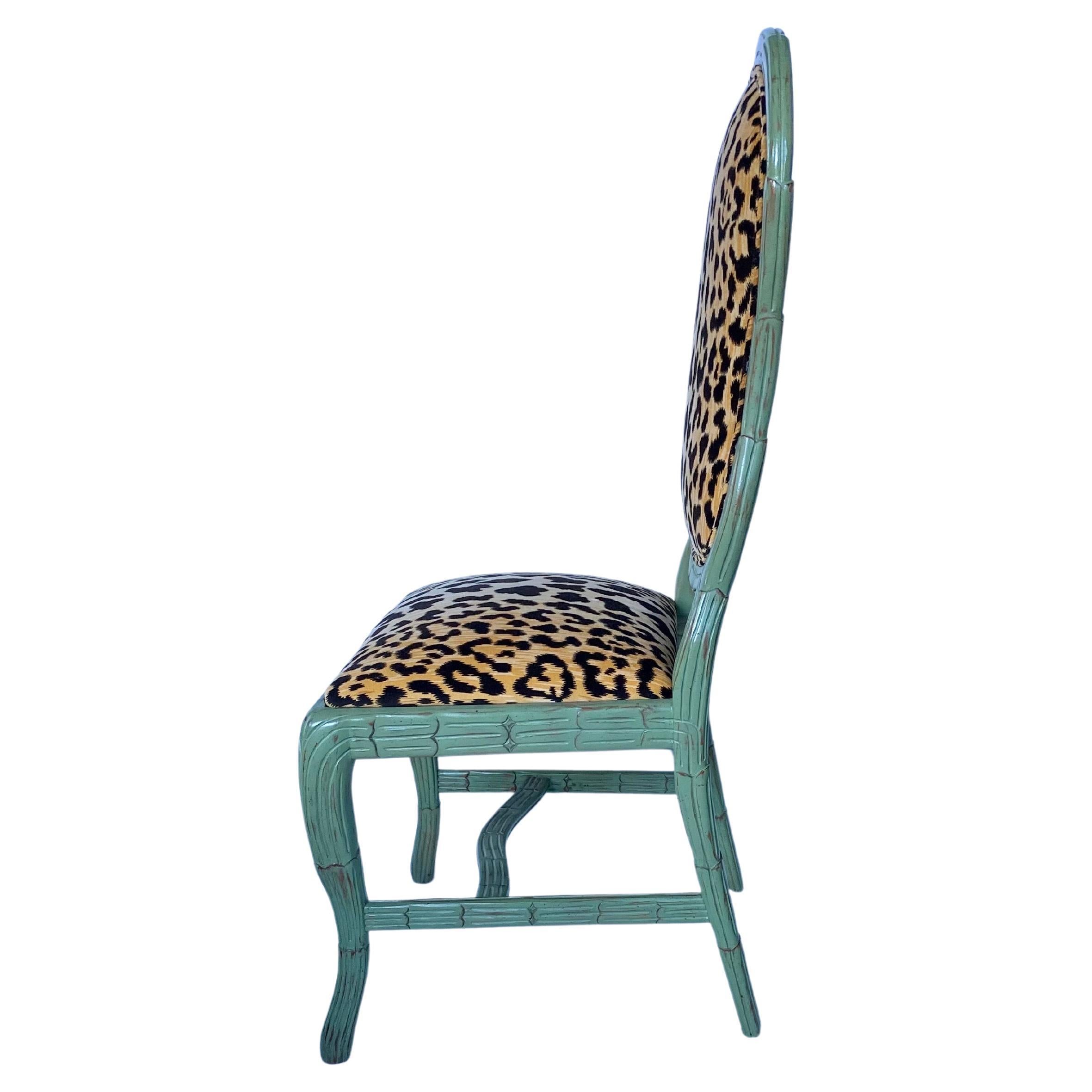 Chaise d'appoint de salle à manger Hollywood Regency de style Serge Roche, sculptée avec imprimé animal de palmier Bon état - En vente à Lambertville, NJ