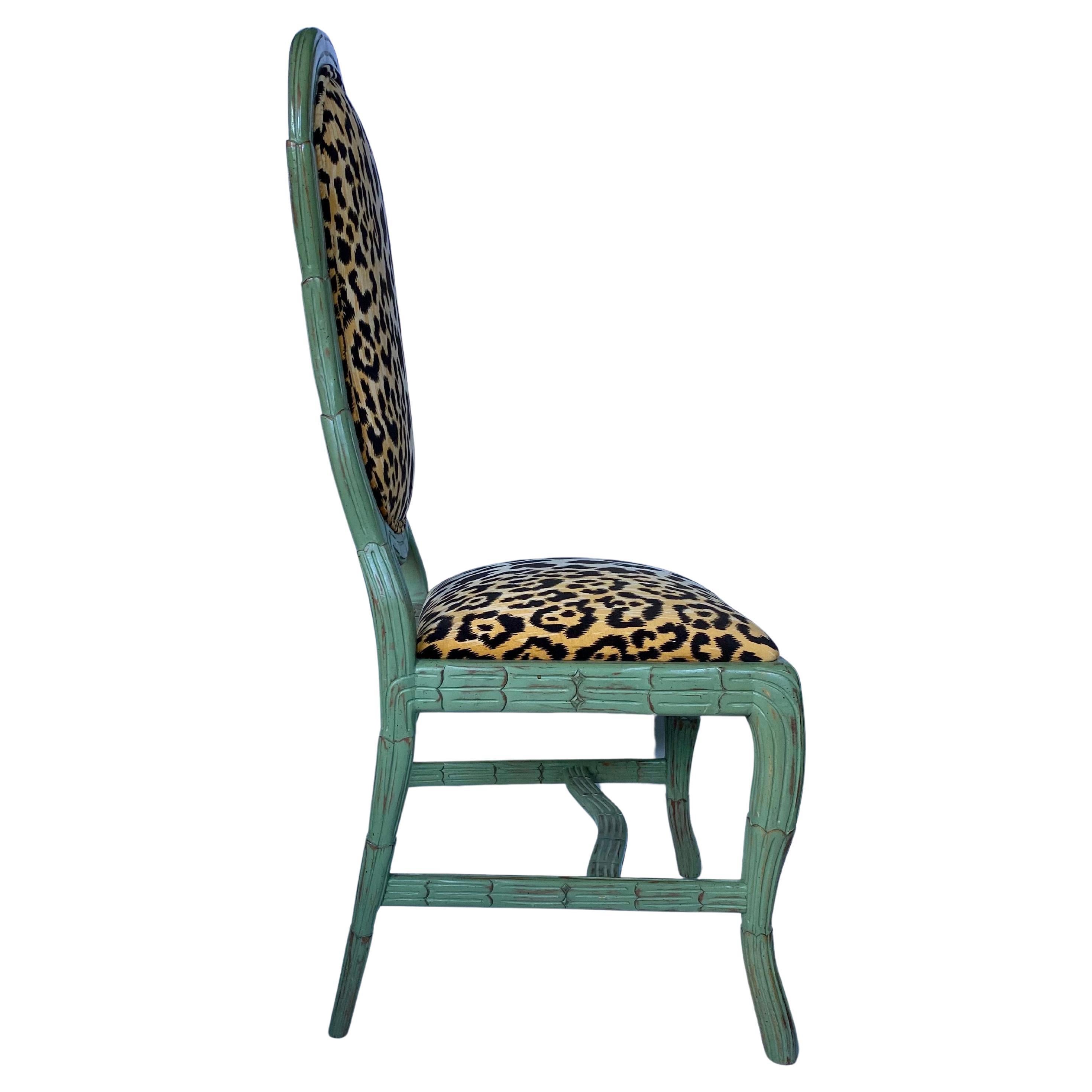 Fin du 20e siècle Chaise d'appoint de salle à manger Hollywood Regency de style Serge Roche, sculptée avec imprimé animal de palmier en vente