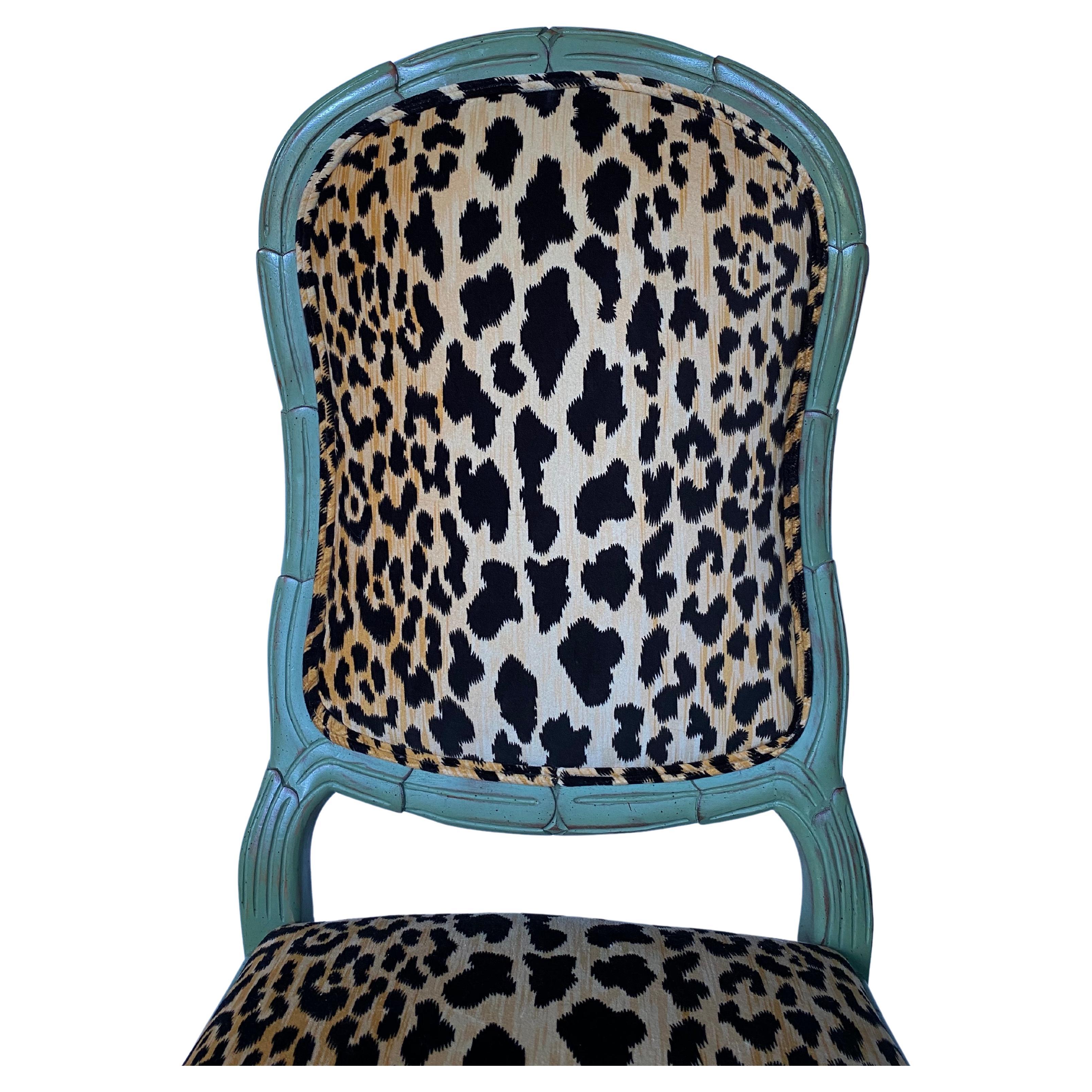Tissu d'ameublement Chaise d'appoint de salle à manger Hollywood Regency de style Serge Roche, sculptée avec imprimé animal de palmier en vente