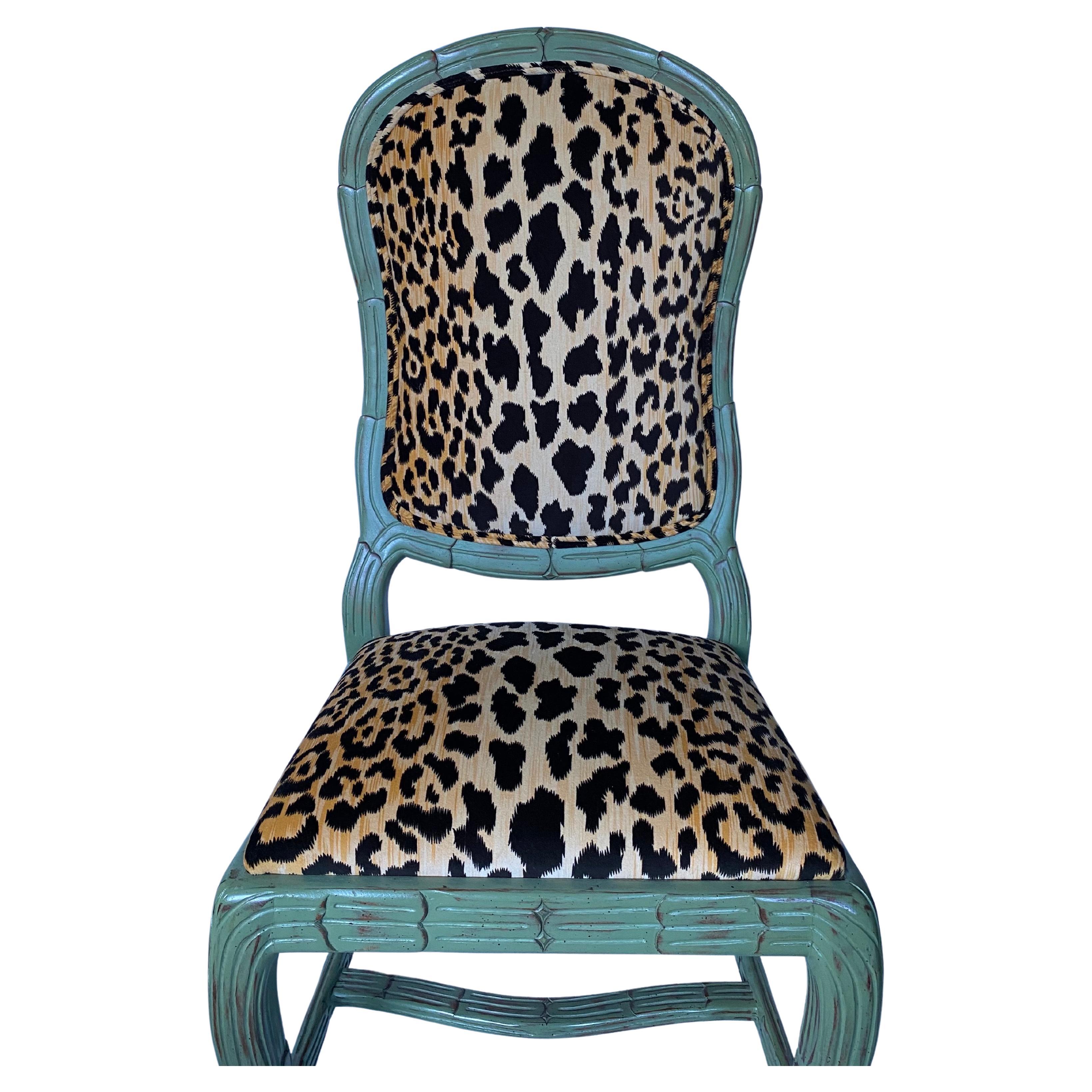 Chaise d'appoint de salle à manger Hollywood Regency de style Serge Roche, sculptée avec imprimé animal de palmier en vente 1