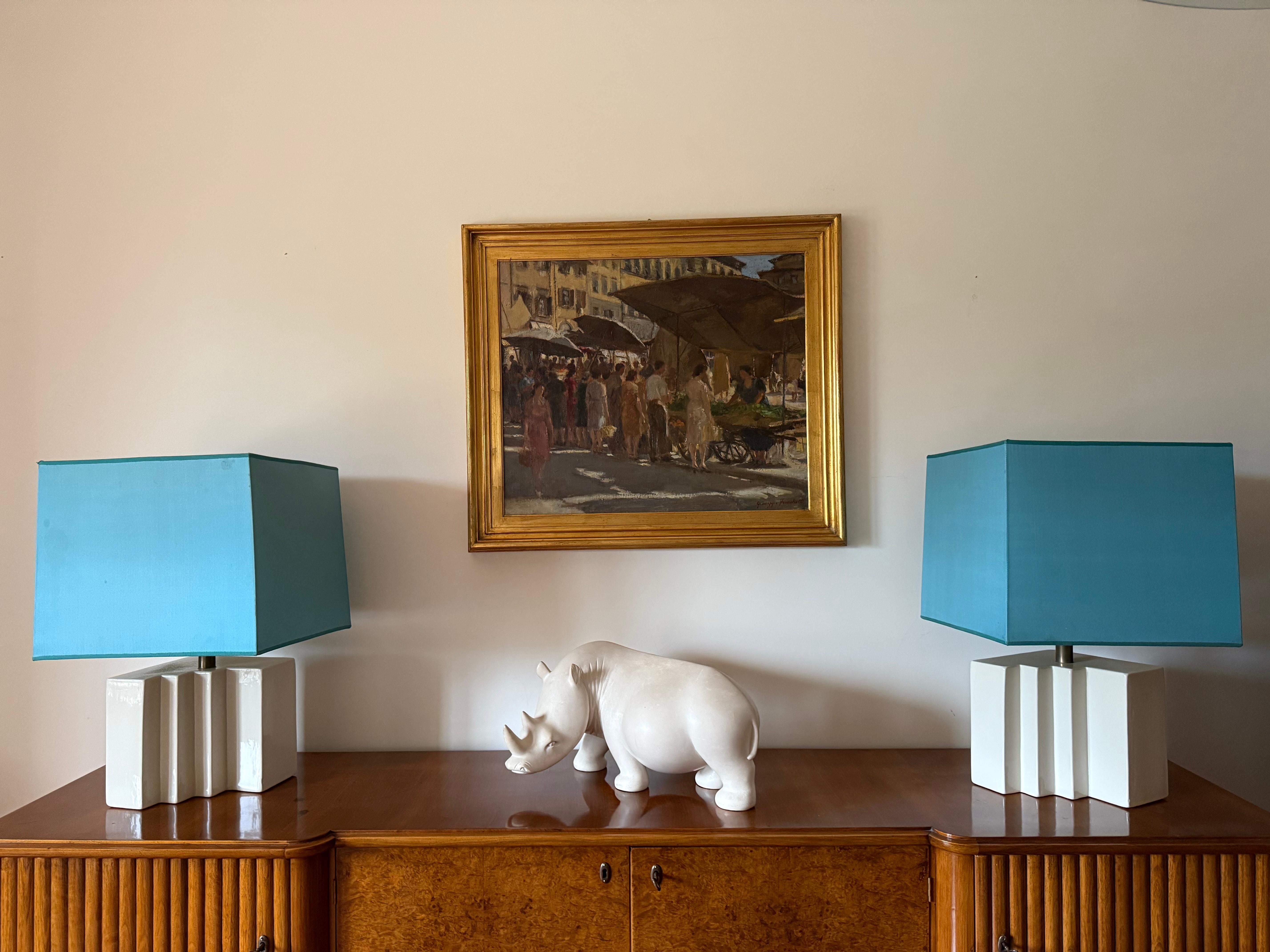 Hollywood regency set of 2 ceramic table Lamps

France 1970s

white cream ceramic

Blue lampshades included

Without lampshade H 38 cm x 23,5 × 23,5 cm

With lampshade H 64 cm x 38,5 × 38,5 cm

Conditions: very good consistent with age and use.