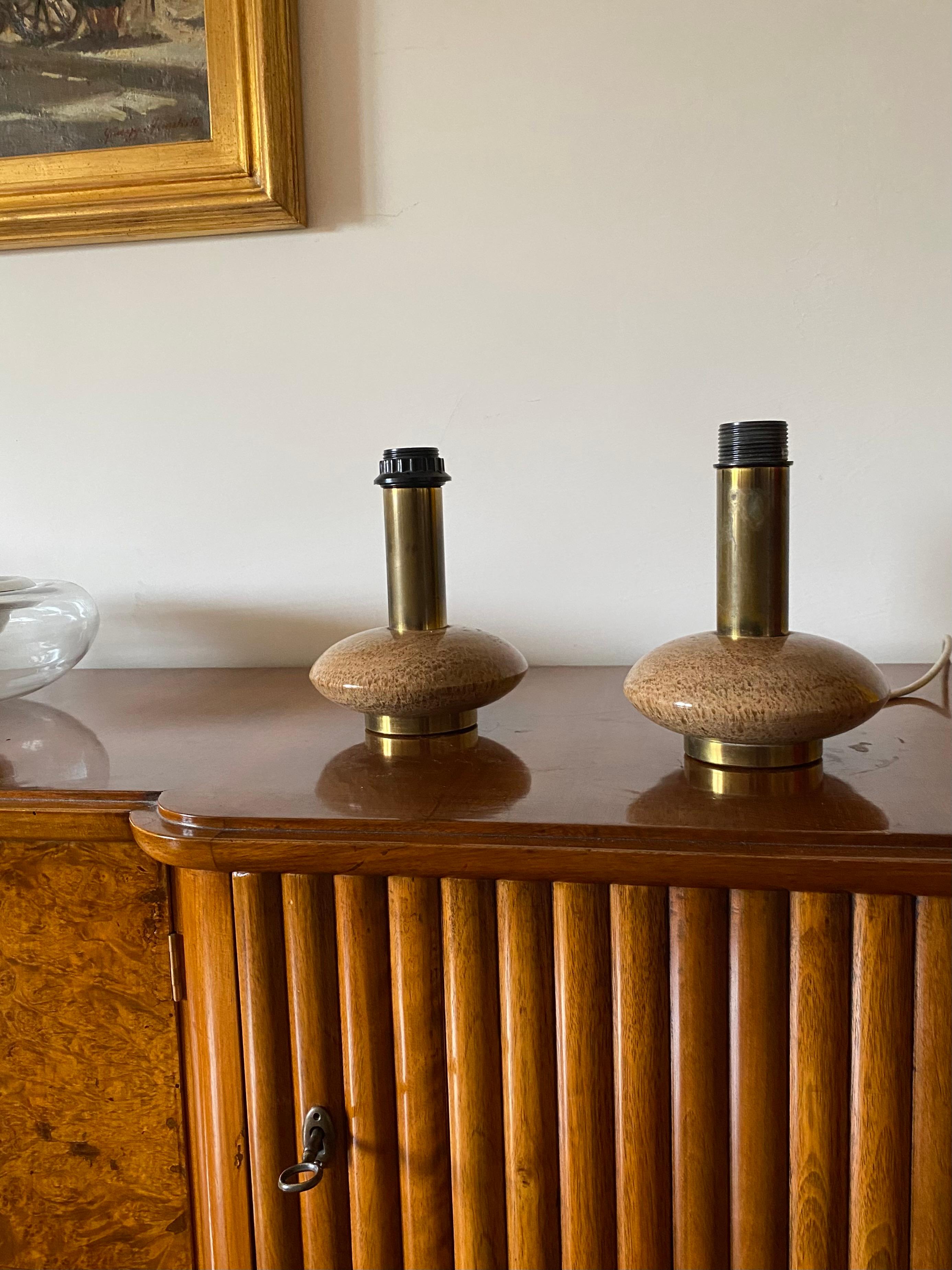 Ensemble de 2 lampes de table en granit rose et laiton, Italie 1970 ca. en vente 2