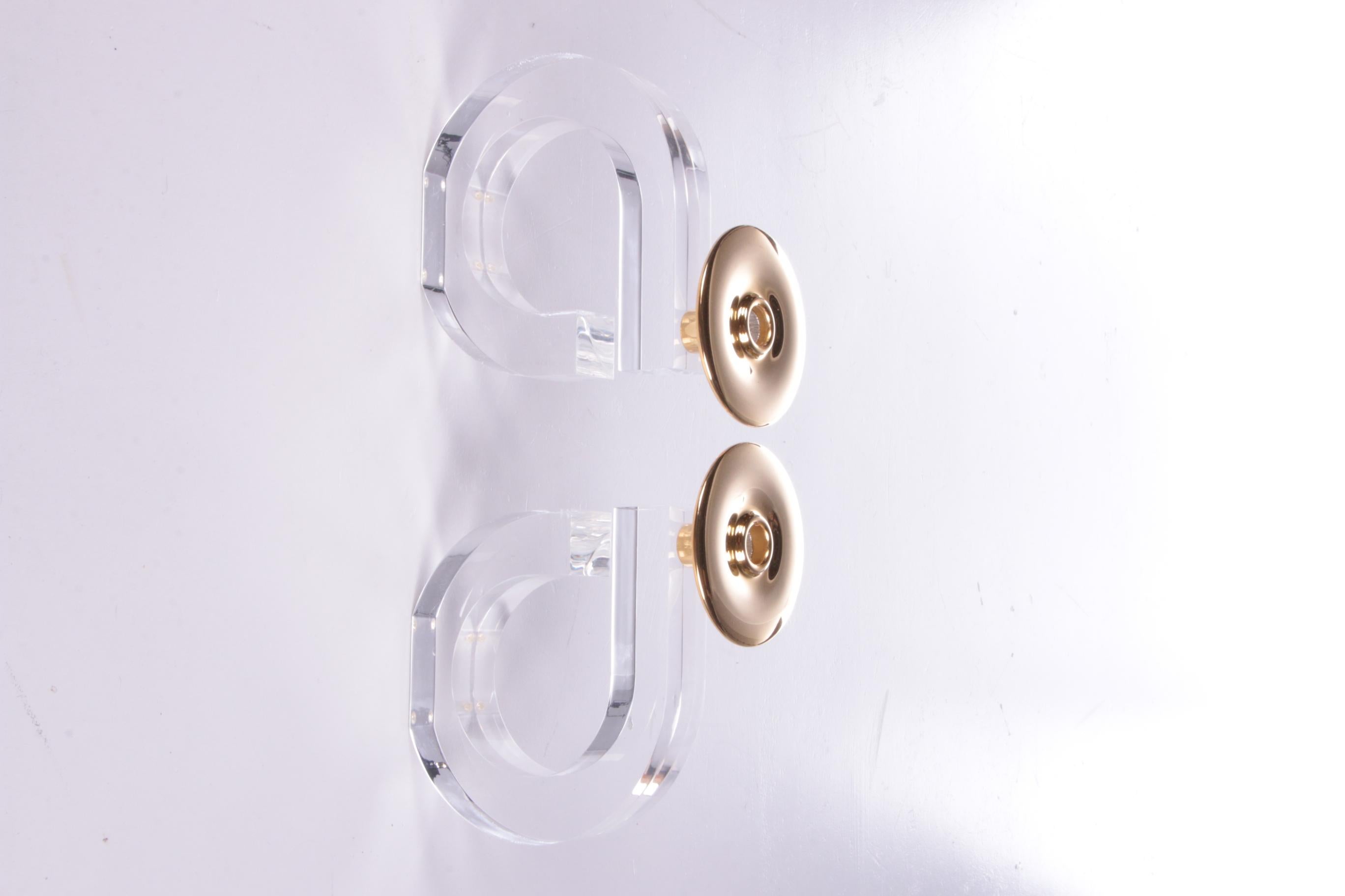 Set di candelieri in plexiglas Hollywood Regency, 1970

Bellissimo set di candelieri in plexiglass. Questi bellissimi candelieri sono perfetti come centrotavola in qualsiasi interno. Questi candelabri saranno sicuramente un colpo d'occhio.

Una