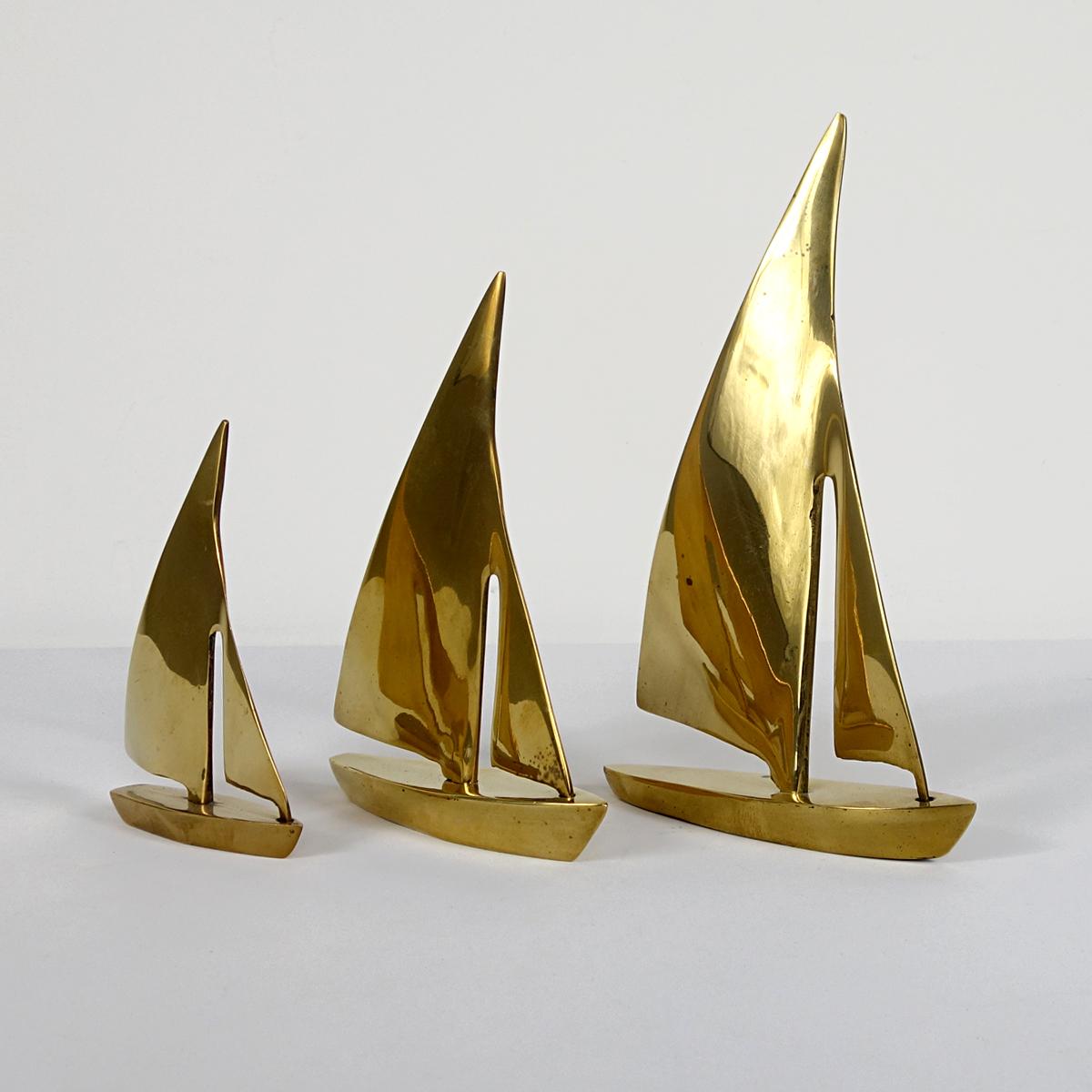 The ocean race in full swing!
The enticing and legendary ocean race is depicted in this set in solid brass attributed to Curtis Jeré. A wonderful sporty and decorative trio to sit on your desk, credenza or bookcase.
The set of three heavy brass