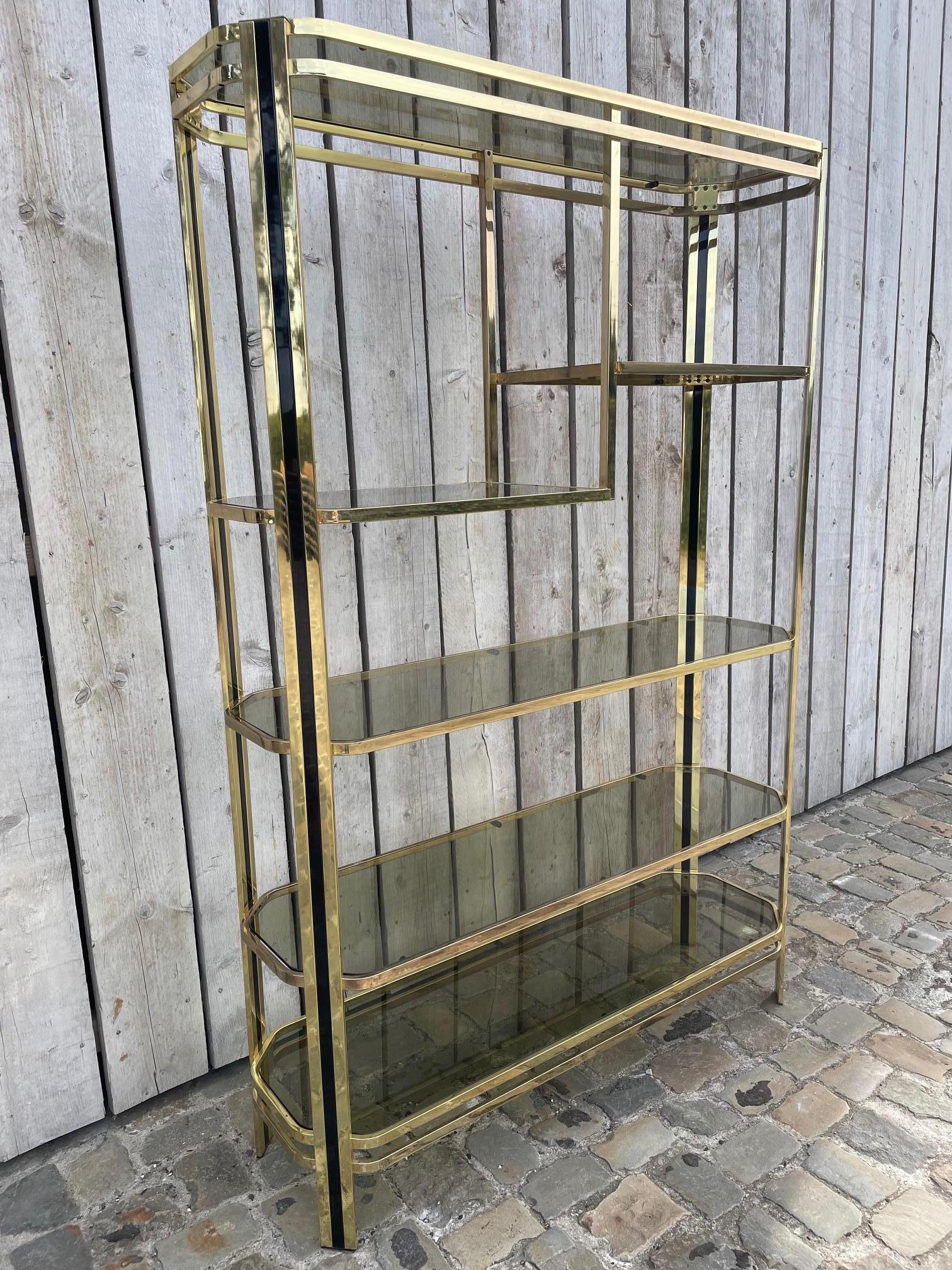 Hollywood Regency Regal aus vergoldetem Metall und braunem Glas, sehr modisch um 1970.
Es ist in gutem Zustand, mit einigen Grübchen auf dem Metall, aber normal angesichts seines Alters.
