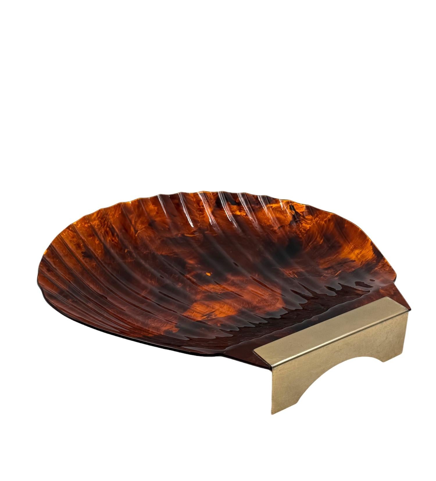 Ottone Hollywood regency shell shaped centerpiece, Italy 1970s in vendita