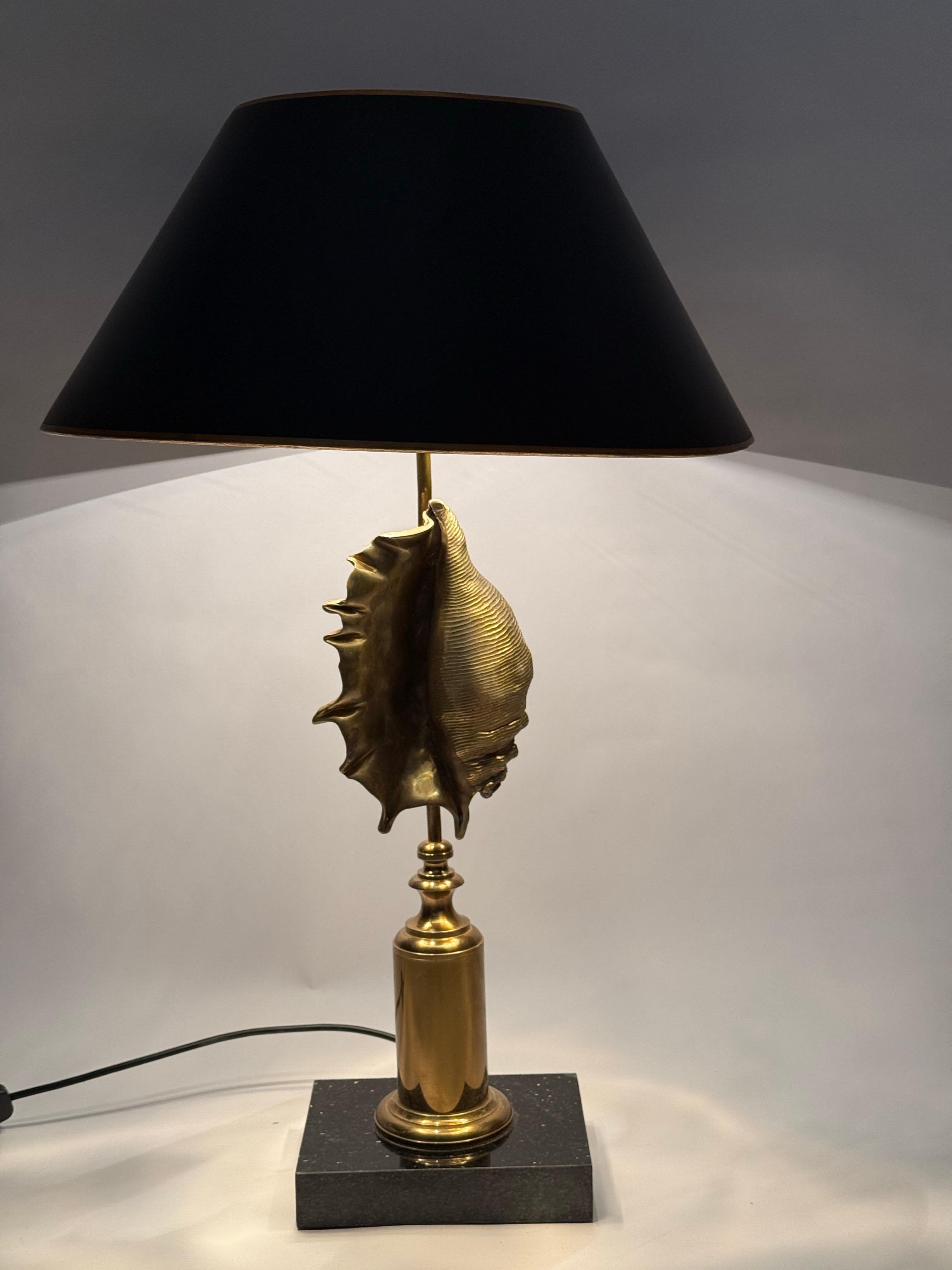 This beautiful table lamp, made of high-quality brass and bronze with a granite base, is a unique and rare table lamp from the French manufacturer Maison Carles. The black granite stone harmonizes beautifully with the brass and bronze, and the large