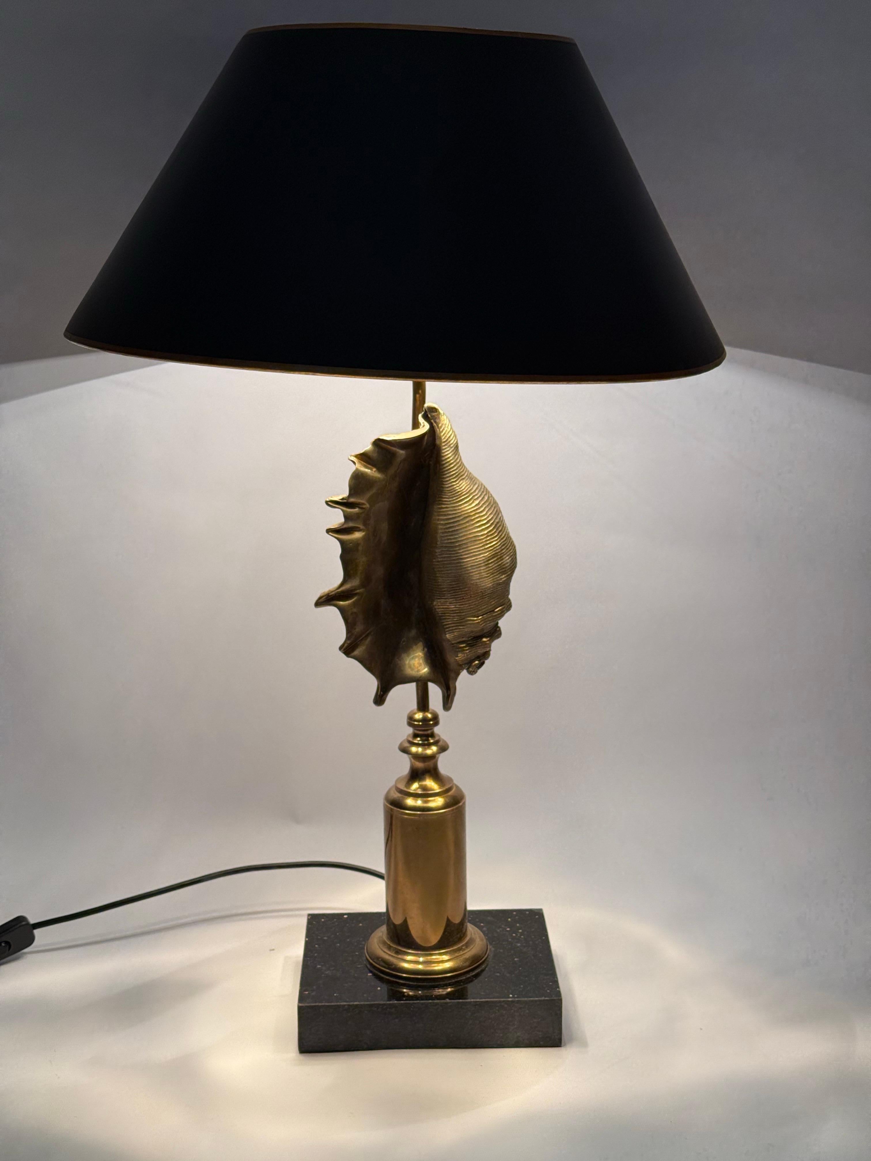 Hollywood Regency Shell-Shaped Table Lamp by Maison Charles Paris In Excellent Condition For Sale In Hannover, DE