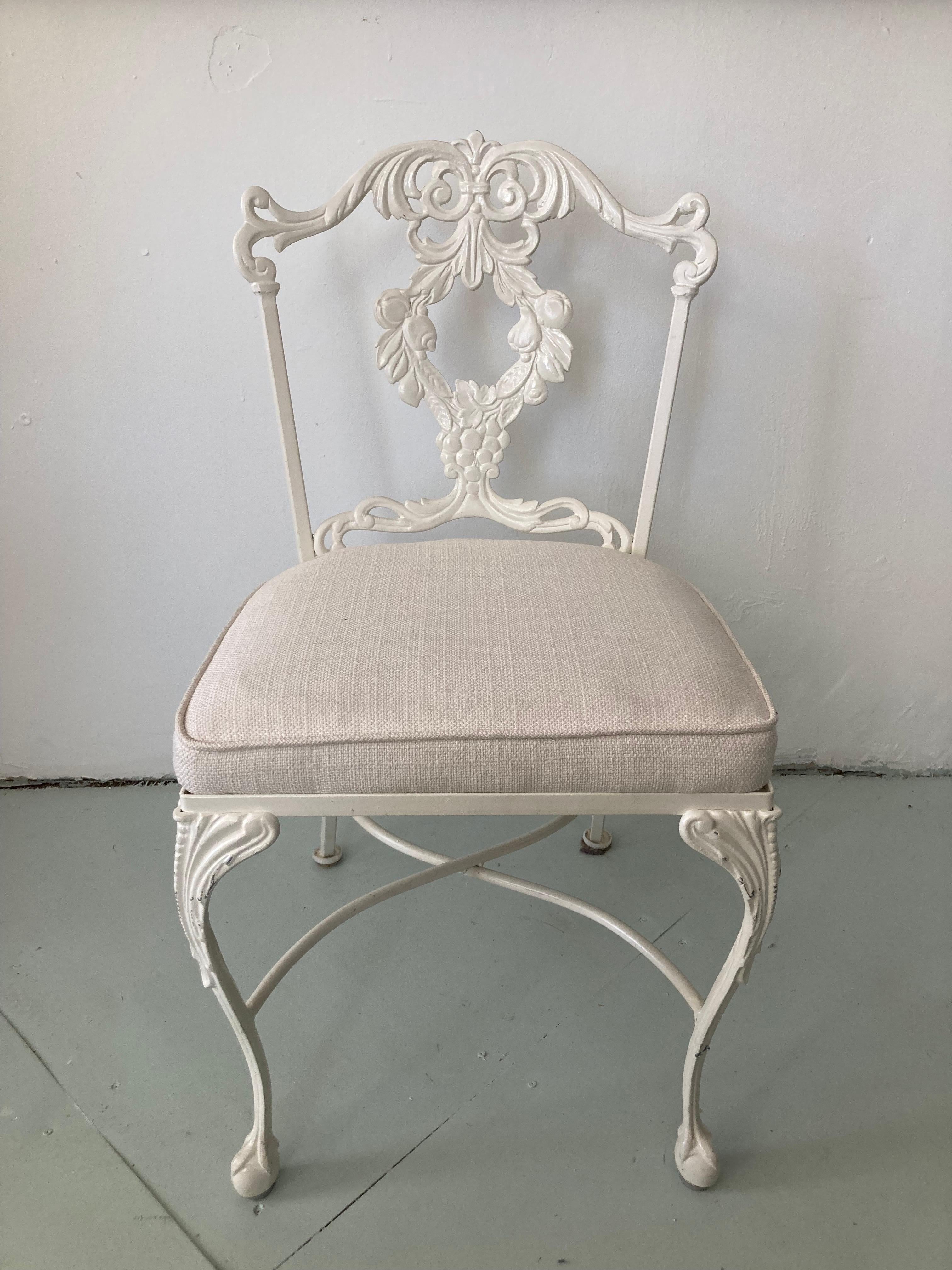 Sillas de comedor laterales clásicas Hollywood Regency en acabado original y nueva tapicería Todd Hase y textiles Todd Hase de alto rendimiento en color blanco roto. Añade un poco de glamour a tu hogar.