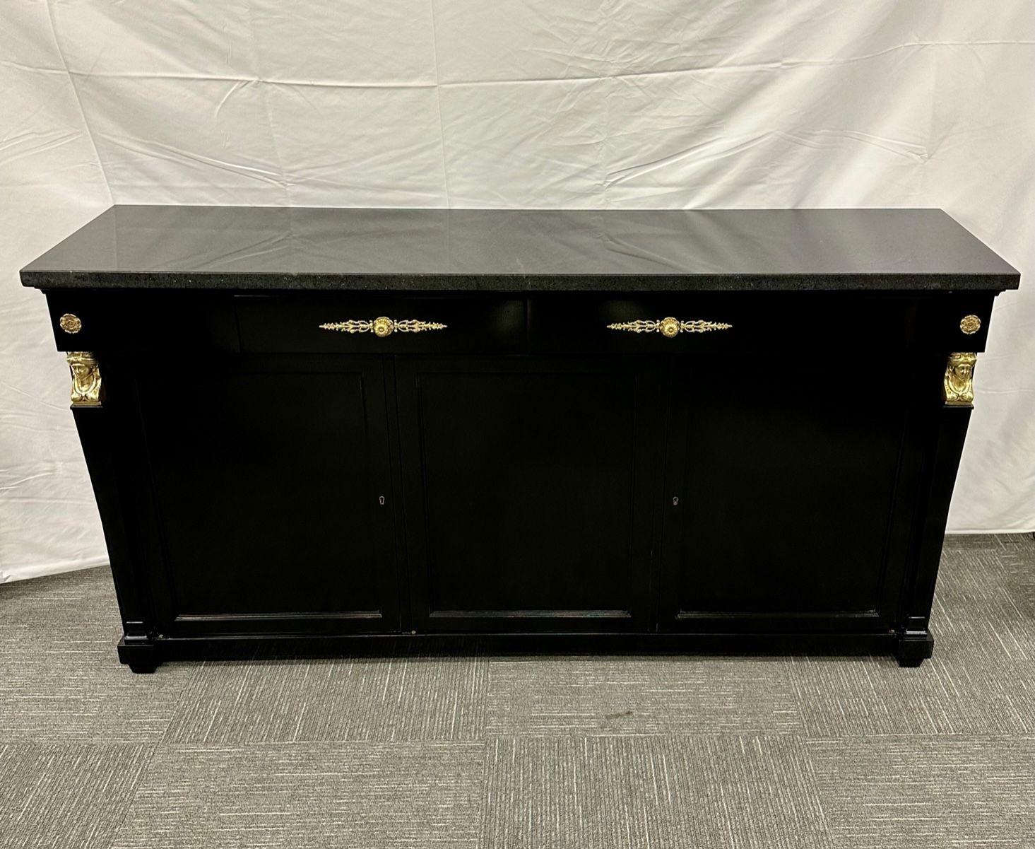 Buffet / Crédence / Cabinet Hollywood Regency, Monté en Bronze, Style Empire
Un buffet laqué noir avec deux tiroirs coulissants et trois portes qui s'ouvrent sur un grand espace de rangement rempli de tiroirs. Cette œuvre comporte deux tirettes