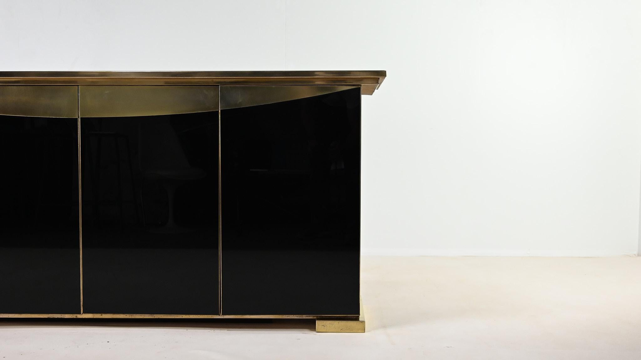 Buffet Hollywood Regency, en laiton et miroir noir. Belgique C.I.C., 1970. 3