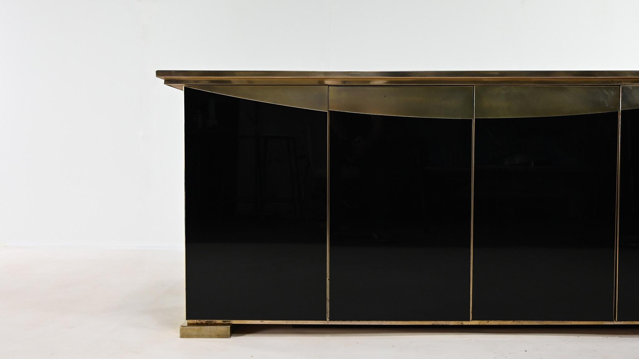 Buffet Hollywood Regency, en laiton et miroir noir. Belgique C.I.C., 1970. 4