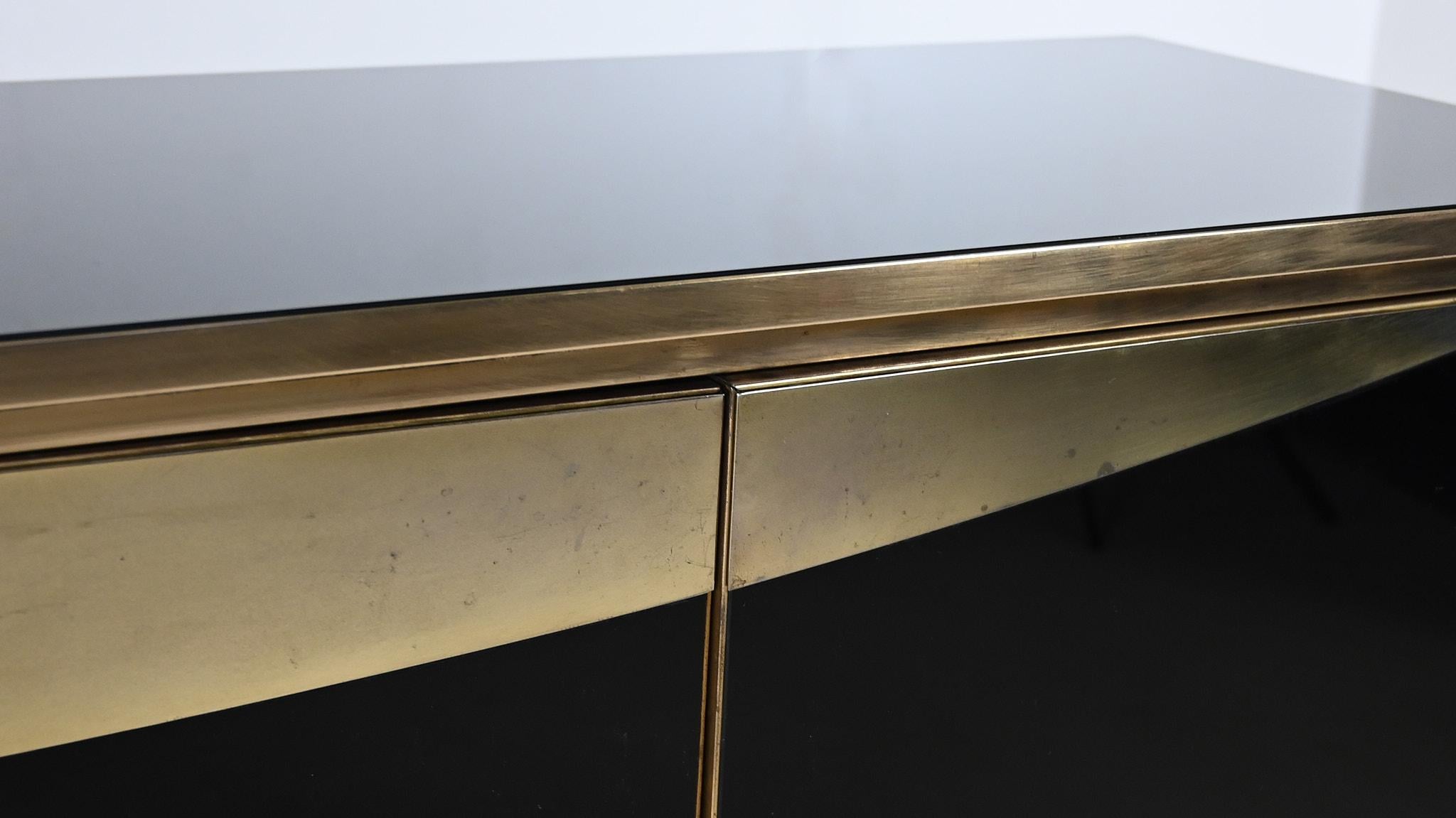 Buffet Hollywood Regency, en laiton et miroir noir. Belgique C.I.C., 1970. 6
