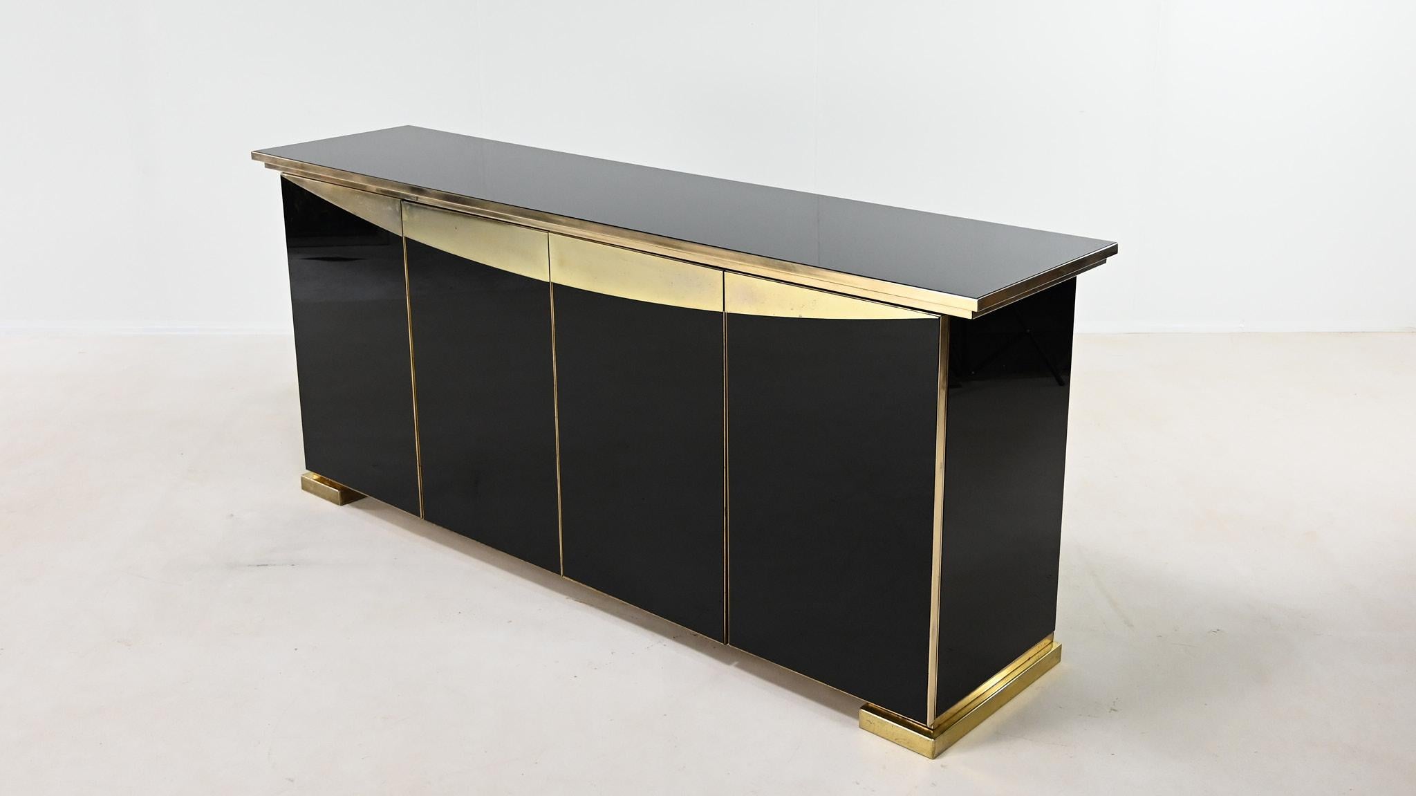 Buffet Hollywood Regency, en laiton et miroir noir. Belgique C.I.C., 1970. 7