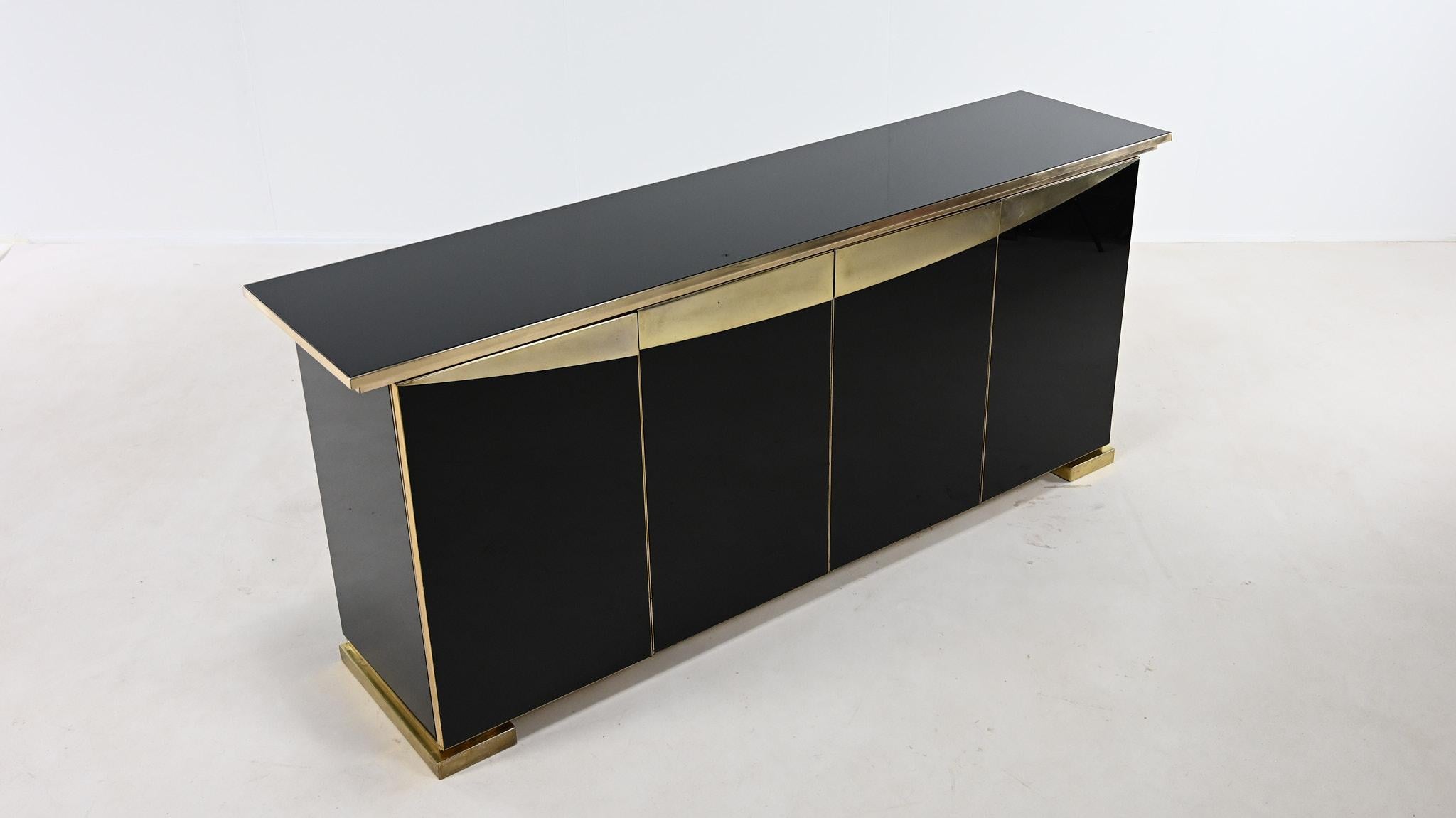 Belge Buffet Hollywood Regency, en laiton et miroir noir. Belgique C.I.C., 1970.