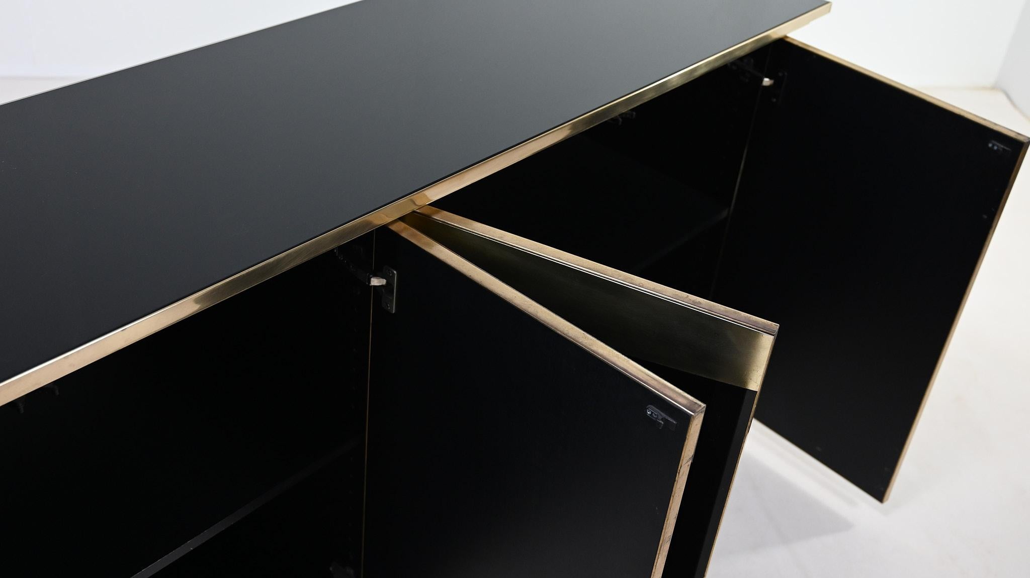 Doré Buffet Hollywood Regency, en laiton et miroir noir. Belgique C.I.C., 1970.
