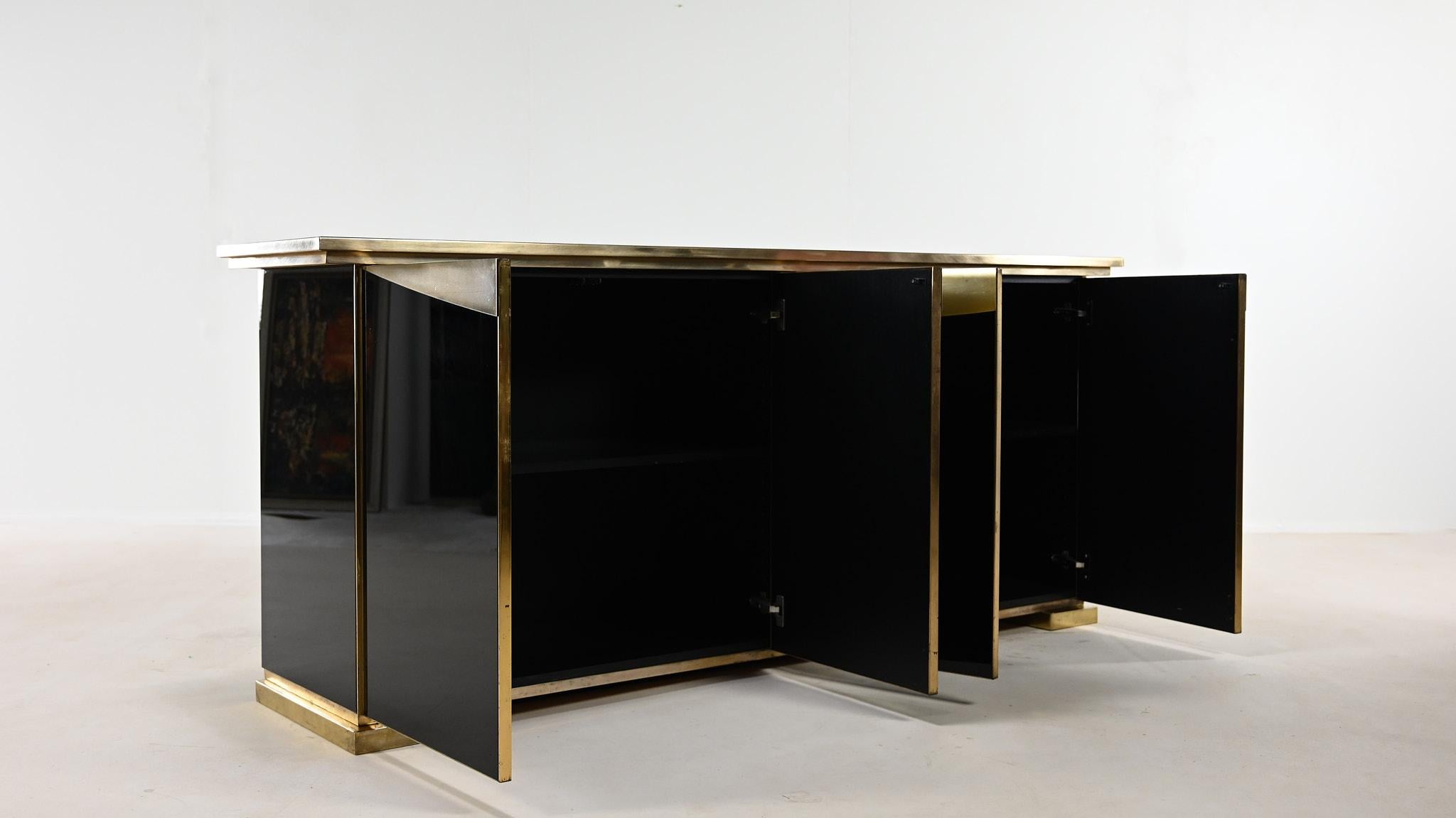 Buffet Hollywood Regency, en laiton et miroir noir. Belgique C.I.C., 1970. Bon état à Munster, NRW