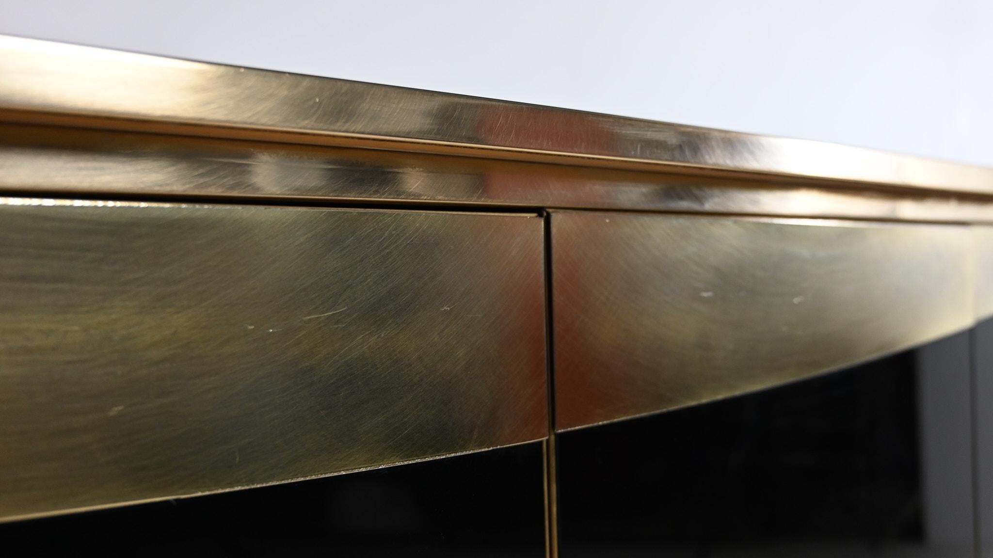 Buffet Hollywood Regency, en laiton et miroir noir. Belgique C.I.C., 1970. 2
